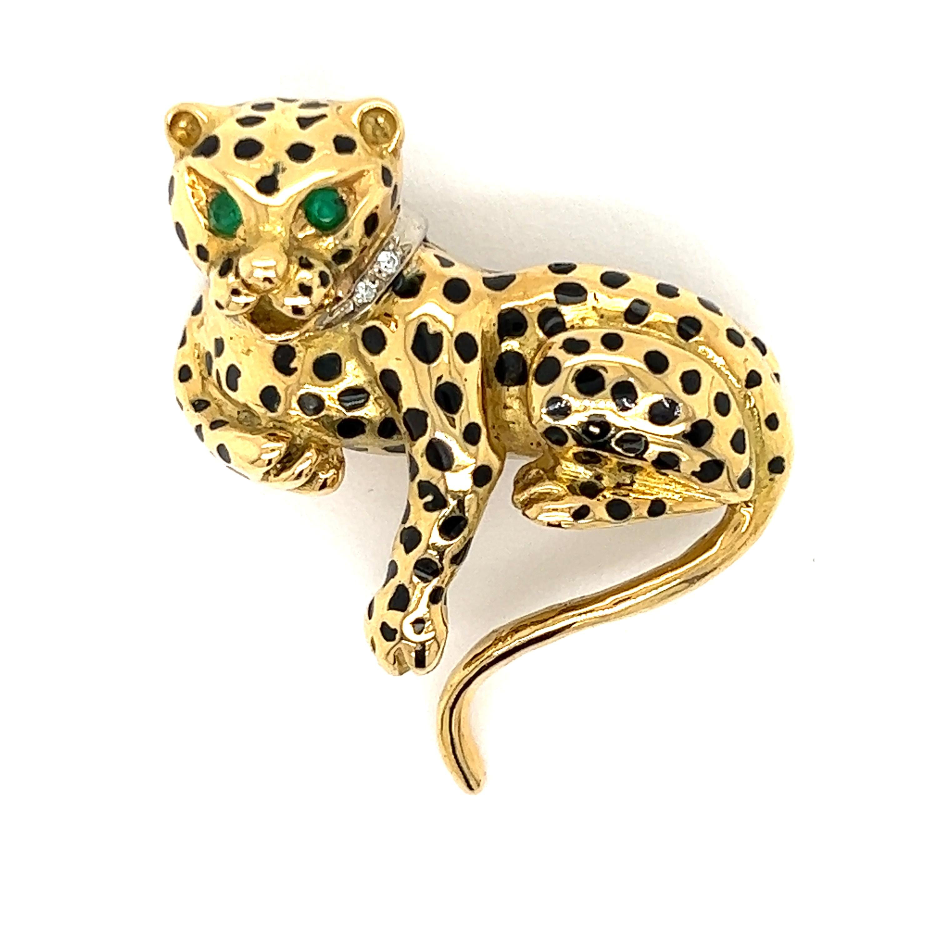 Round Cut Vintage Emerald and Black Enamel Cougar Brooch in 18Kt Yellow Gold