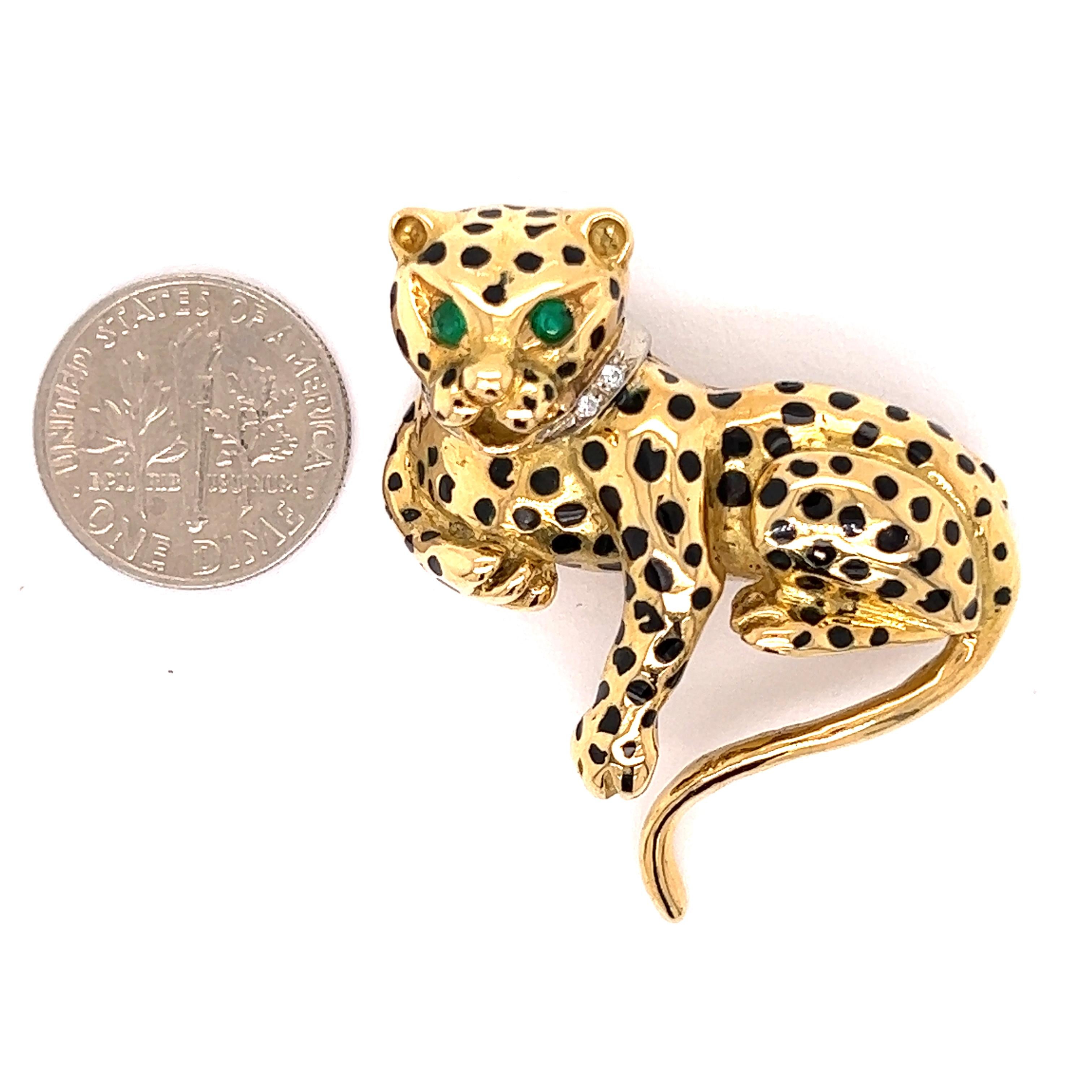 Vintage Emerald and Black Enamel Cougar Brooch in 18Kt Yellow Gold In Good Condition In Derby, NY