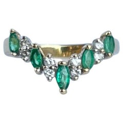 14 Karat Gold Wishbone-Ring mit Smaragd und Diamant