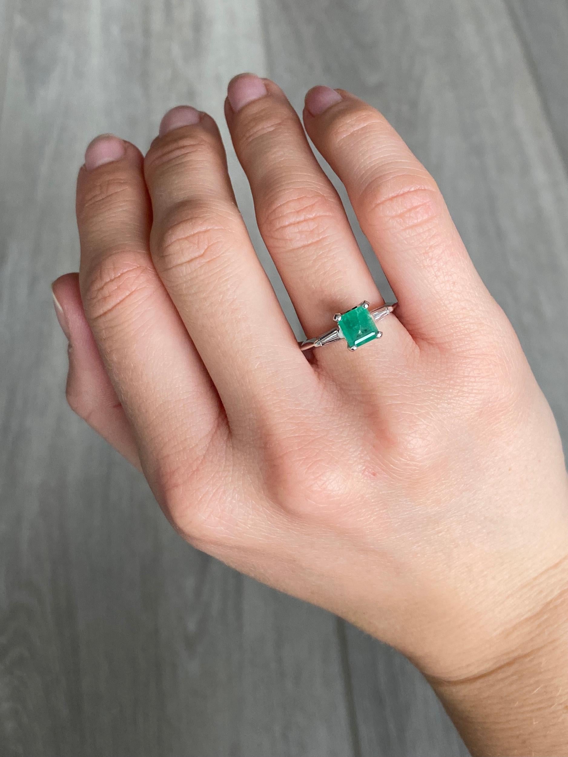 Vintage Emerald and Diamond 14 Carat White Gold Solitaire Ring In Excellent Condition For Sale In Chipping Campden, GB
