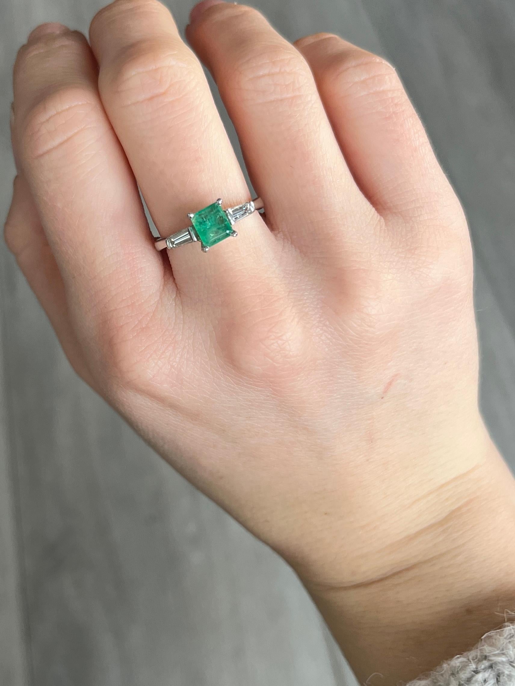 Vintage Emerald and Diamond 14 Carat White Gold Solitaire Ring In Excellent Condition For Sale In Chipping Campden, GB