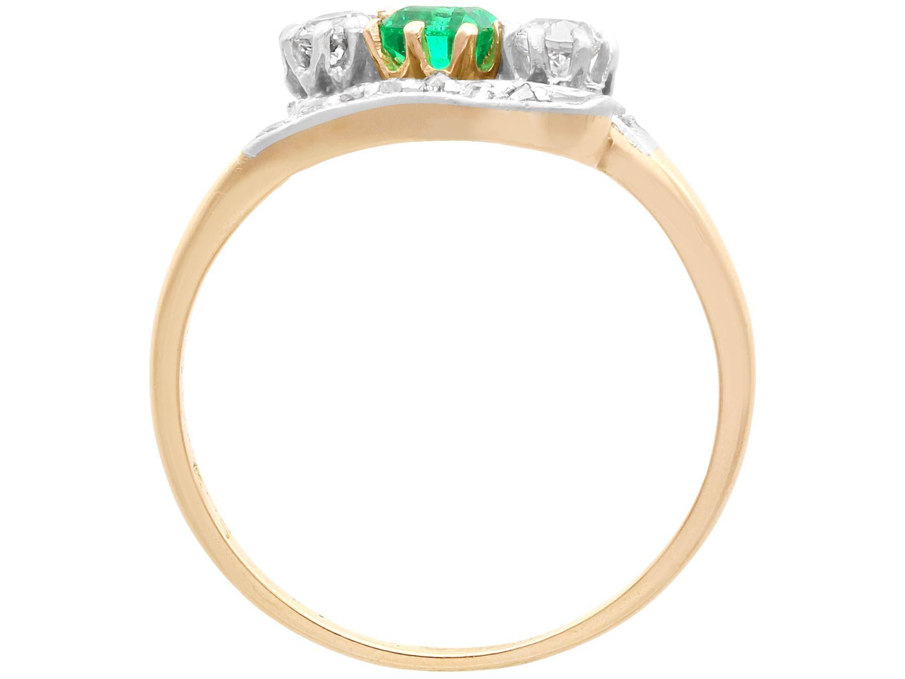 Vintage Emerald and 0.45 CT Diamond 14 CT Yellow Gold Twist Ring In Excellent Condition For Sale In Jesmond, Newcastle Upon Tyne