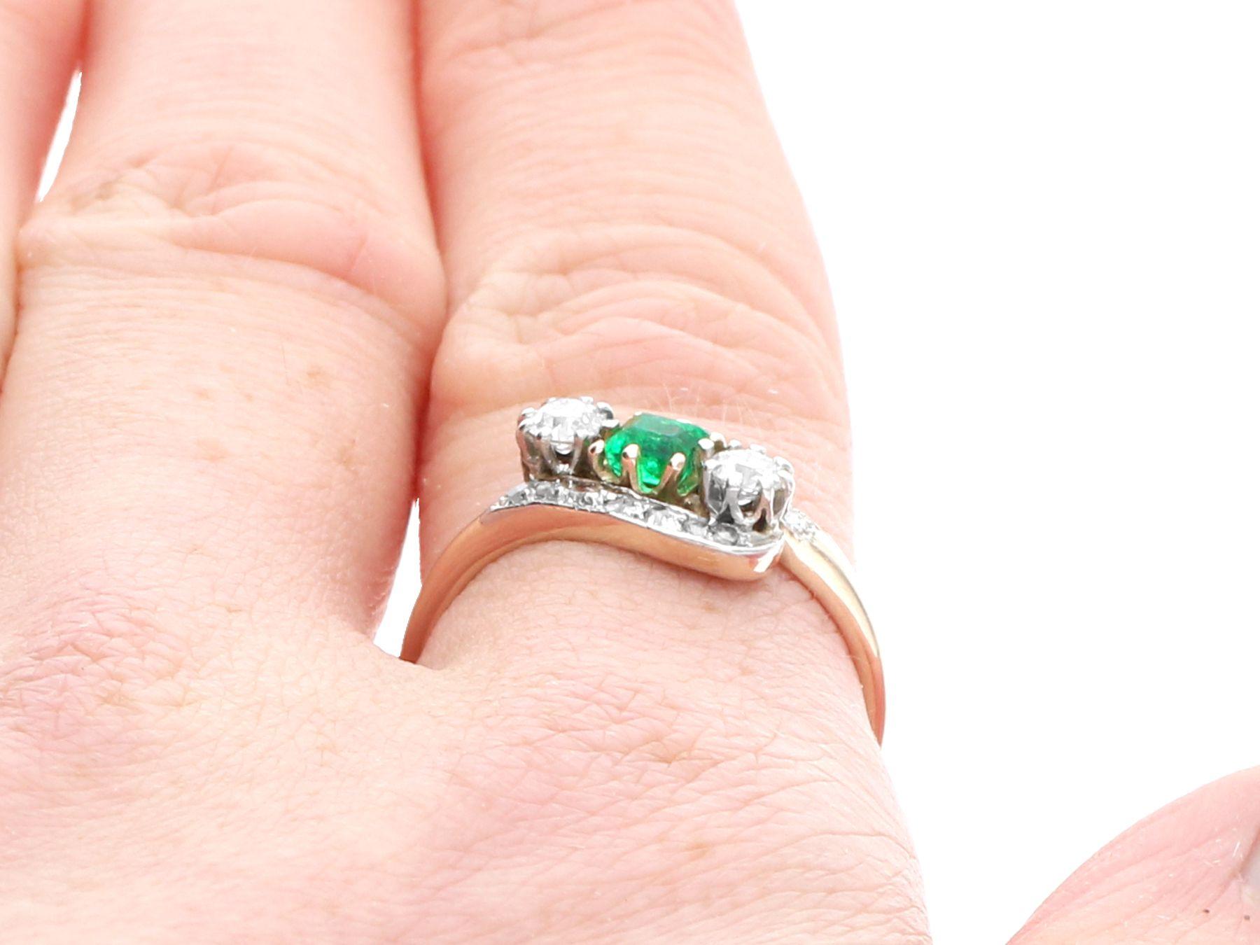 Vintage Emerald and 0.45 CT Diamond 14 CT Yellow Gold Twist Ring For Sale 3