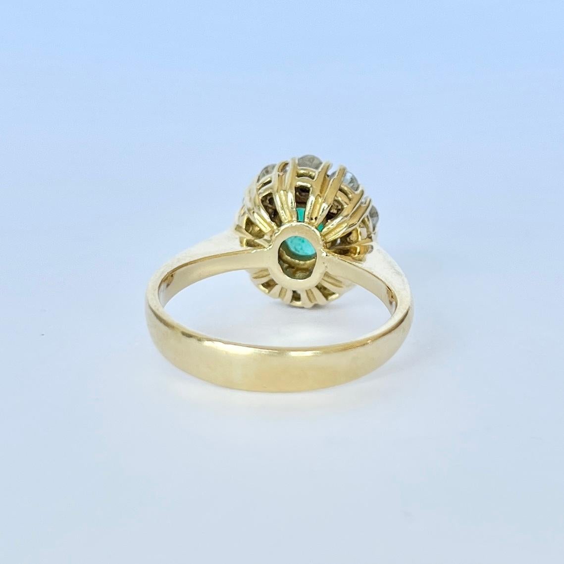 Vintage Emerald and Diamond 18 Carat Gold Cluster Ring In Good Condition For Sale In Chipping Campden, GB
