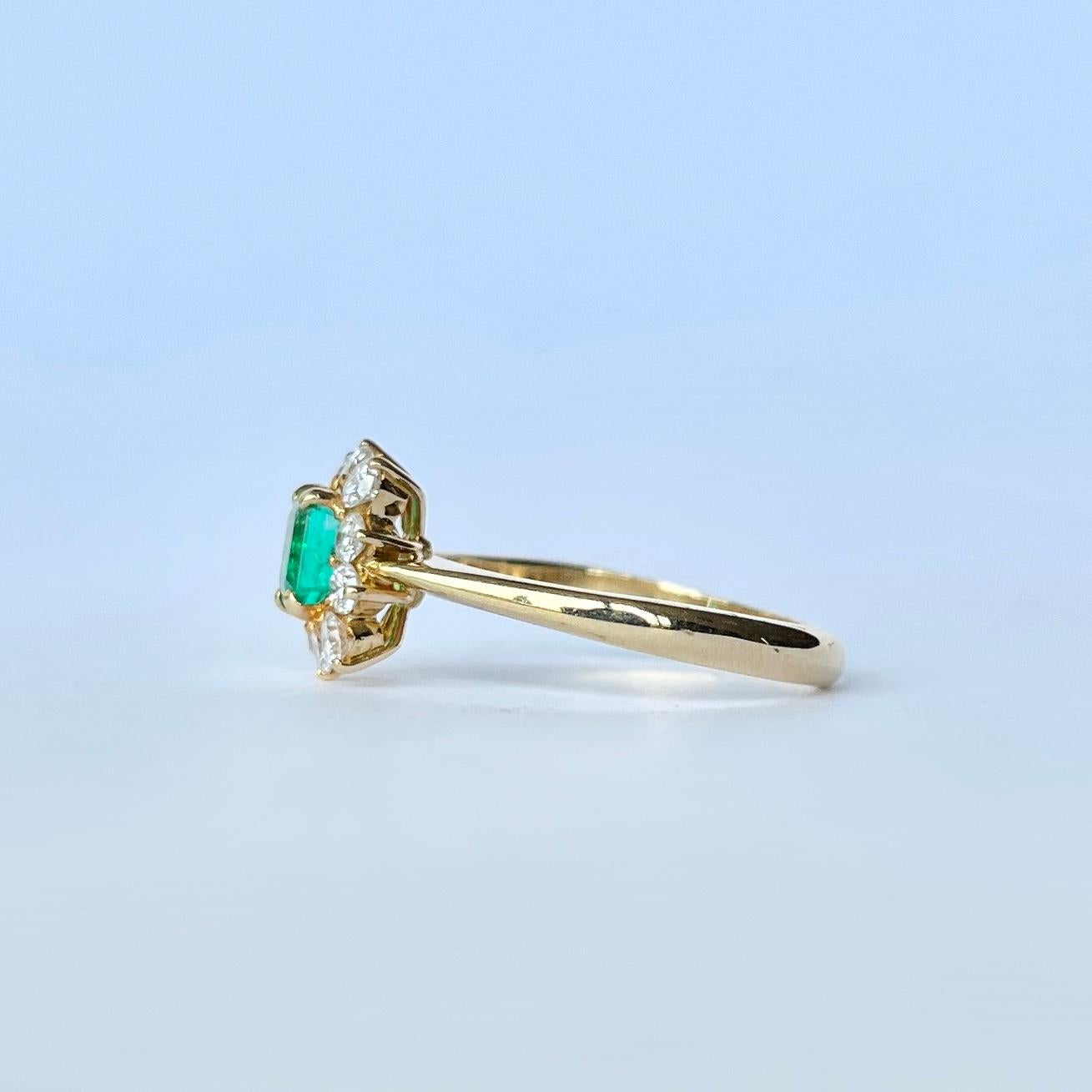 Vintage Emerald and Diamond 18 Carat Gold Cluster Ring In Good Condition In Chipping Campden, GB