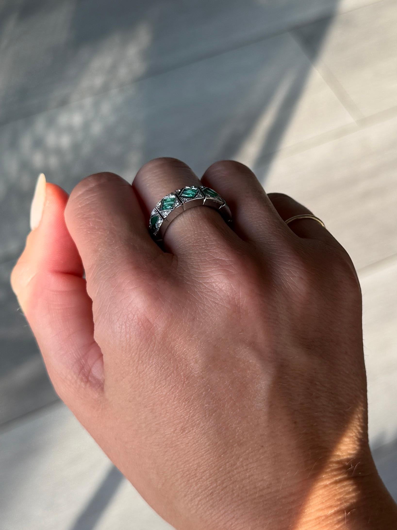 Dieser Ring ist aus 18 Karat Weißgold gefertigt und mit Smaragden und Diamanten besetzt. Der Gesamtwert des Smaragds in diesem Ring beträgt 50 Punkte und der des Diamanten 40 Punkte. 

Ringgröße: O 1/2 oder 7 1/2
Breite des Bandes: 6mm
Höhe ohne