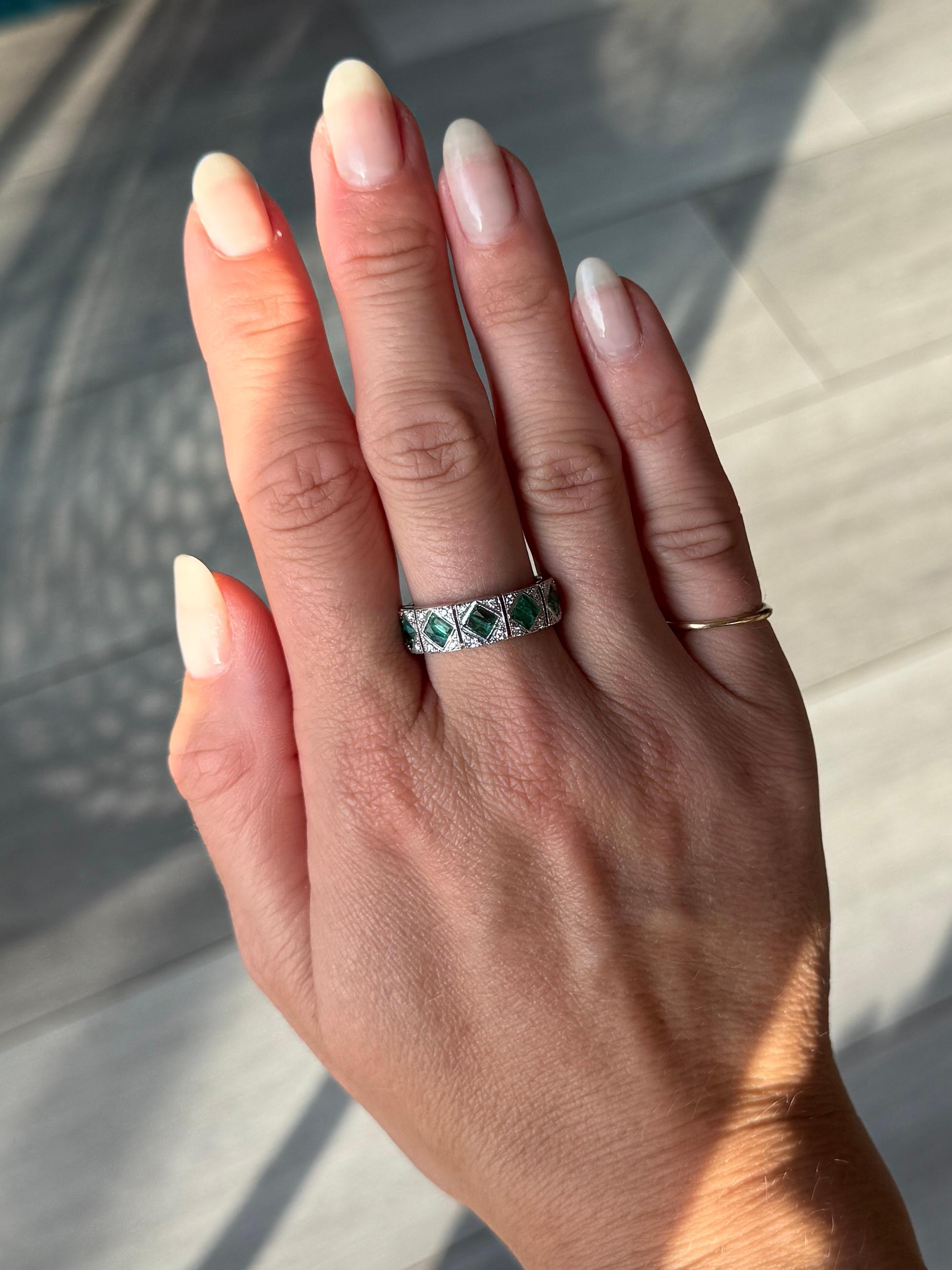 Vintage Smaragd und Diamant 18 Karat Weißgold Band (Rundschliff) im Angebot