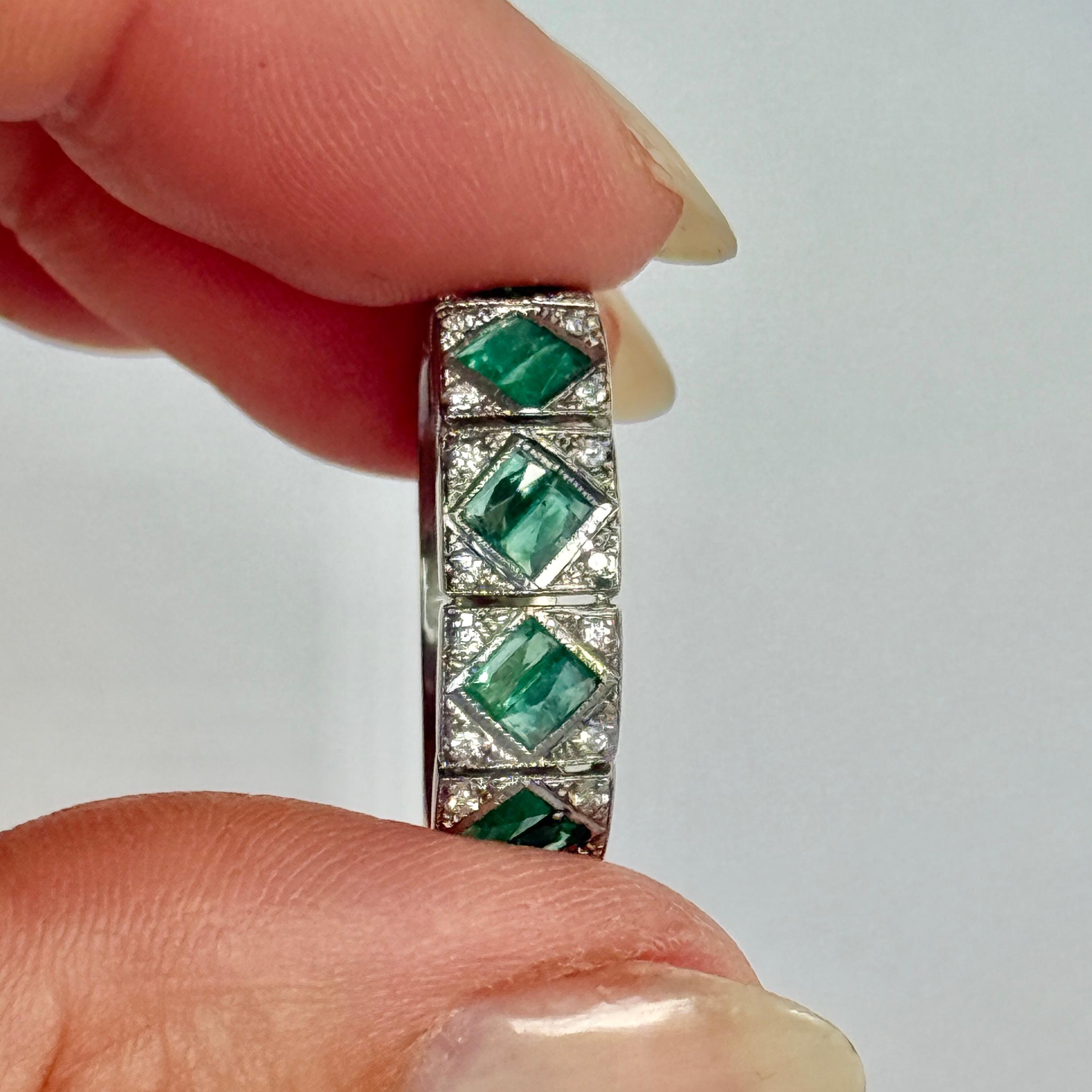 Vintage Smaragd und Diamant 18 Karat Weißgold Band im Zustand „Gut“ im Angebot in Chipping Campden, GB