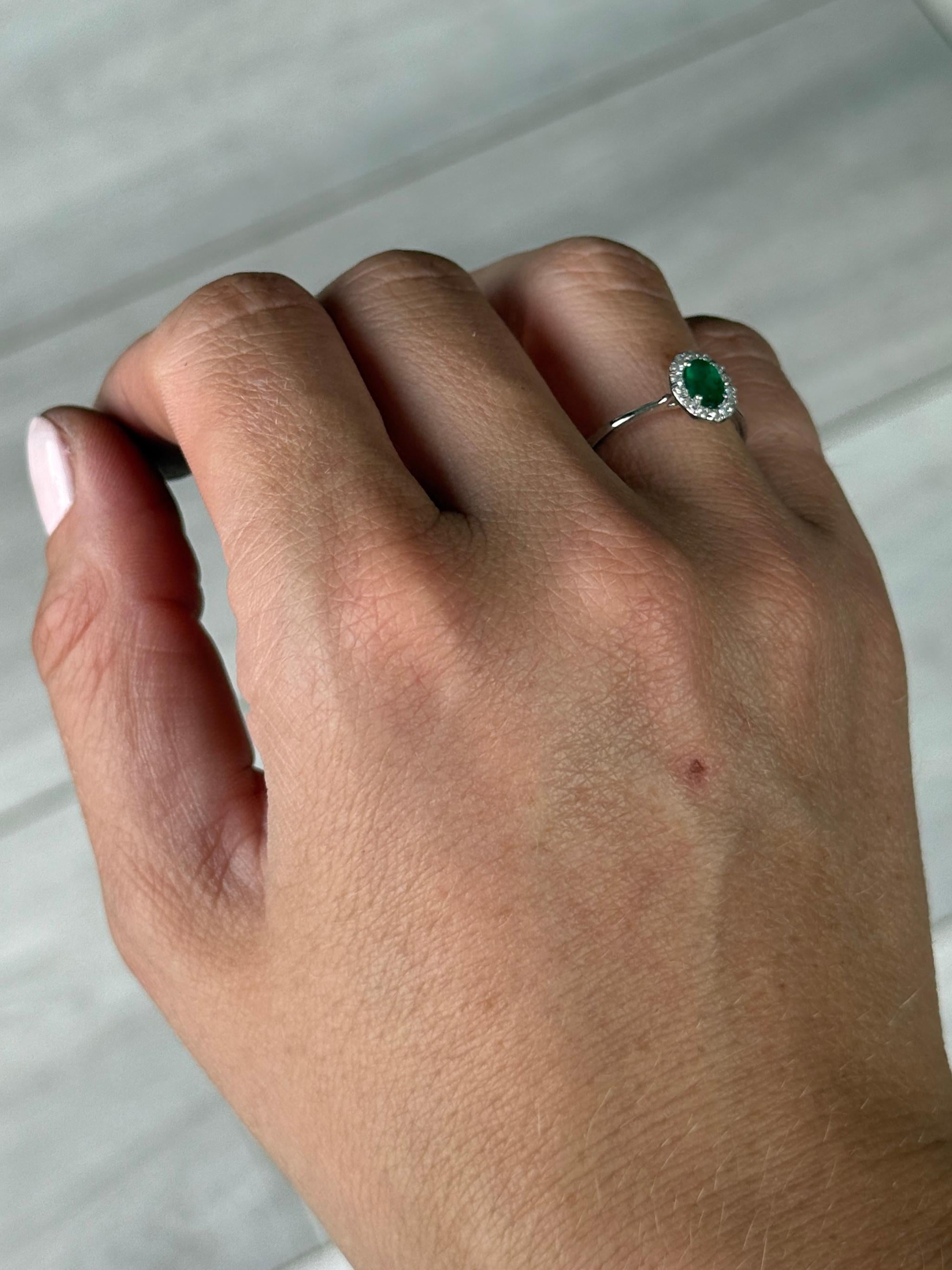 La magnífica esmeralda de 60 pt situada en la parte superior de este sencillo engaste de garras es de un fabuloso verde brillante. Un halo de brillantes diamantes blancos complementa perfectamente la piedra. El anillo está modelado en oro blanco de