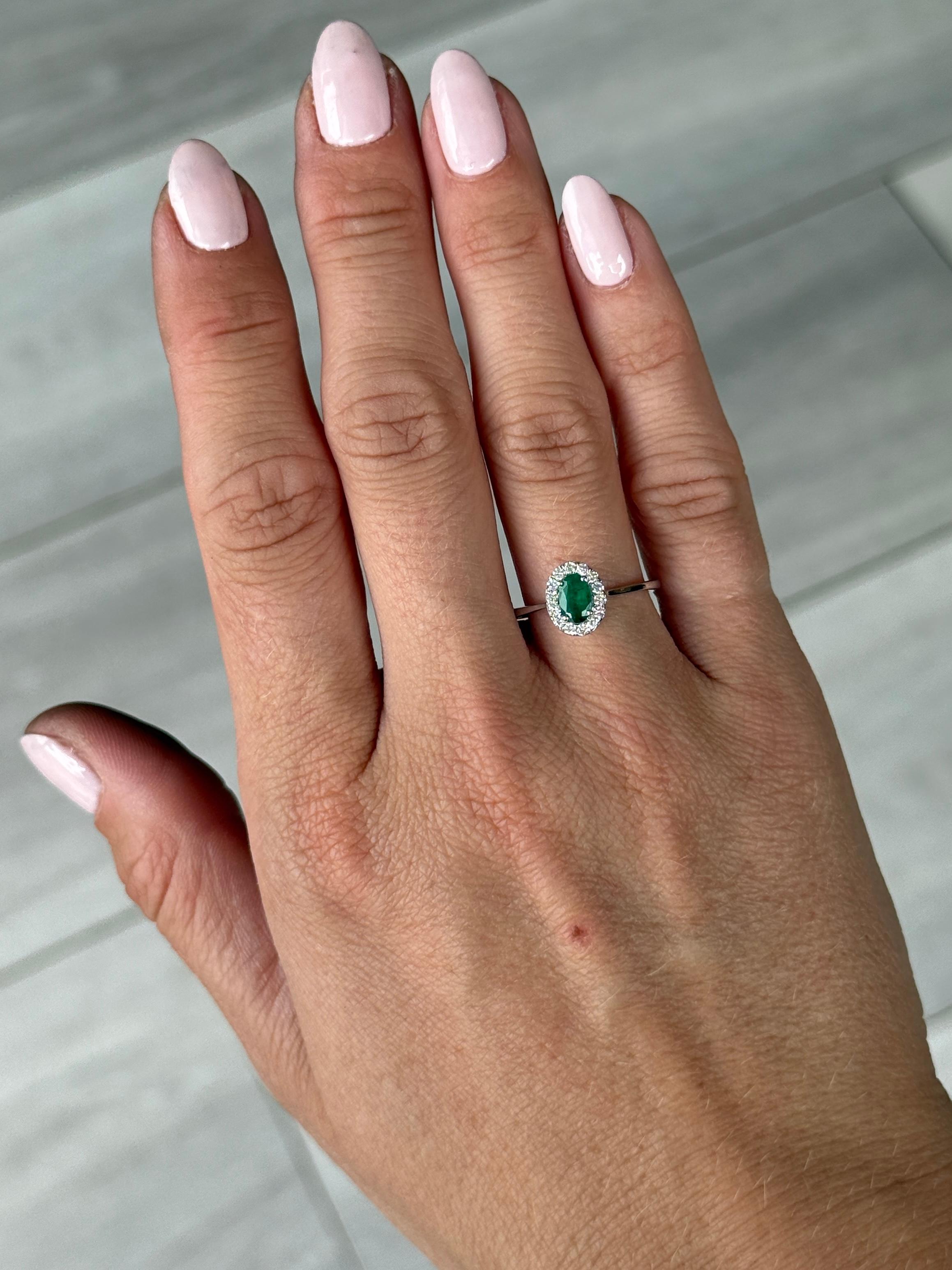 Anillo vintage en racimo de esmeraldas y diamantes de oro blanco de 18 quilates Moderno en venta