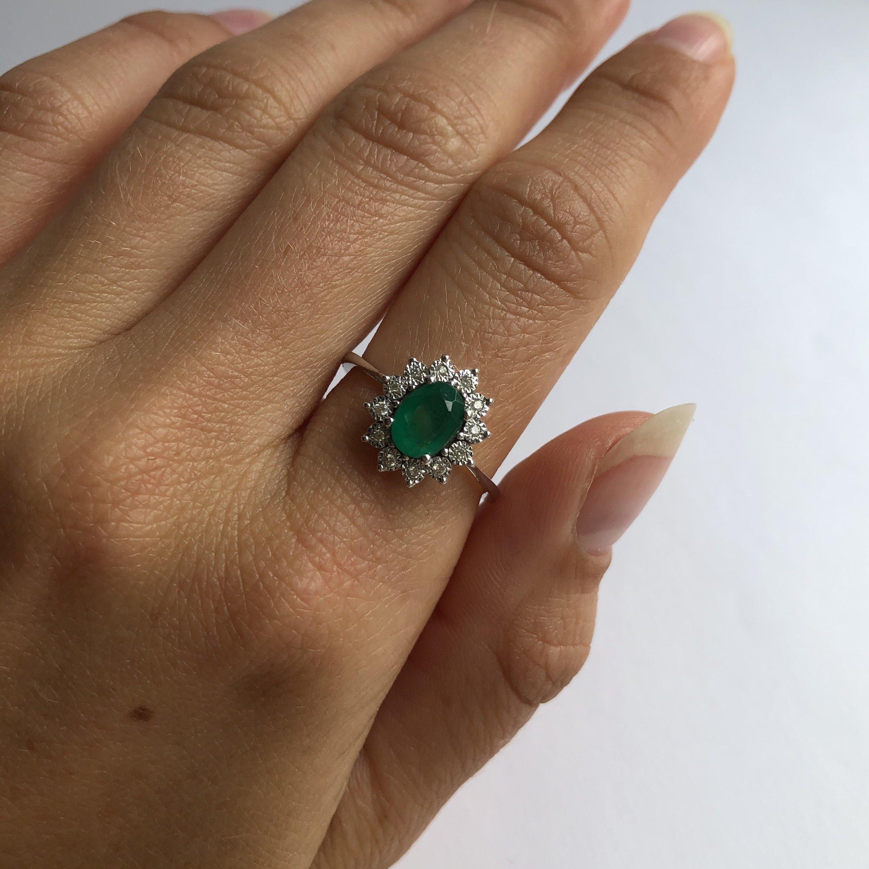 Vintage Emerald and Diamond 18 Carat White Gold Cluster Ring In Good Condition In Chipping Campden, GB