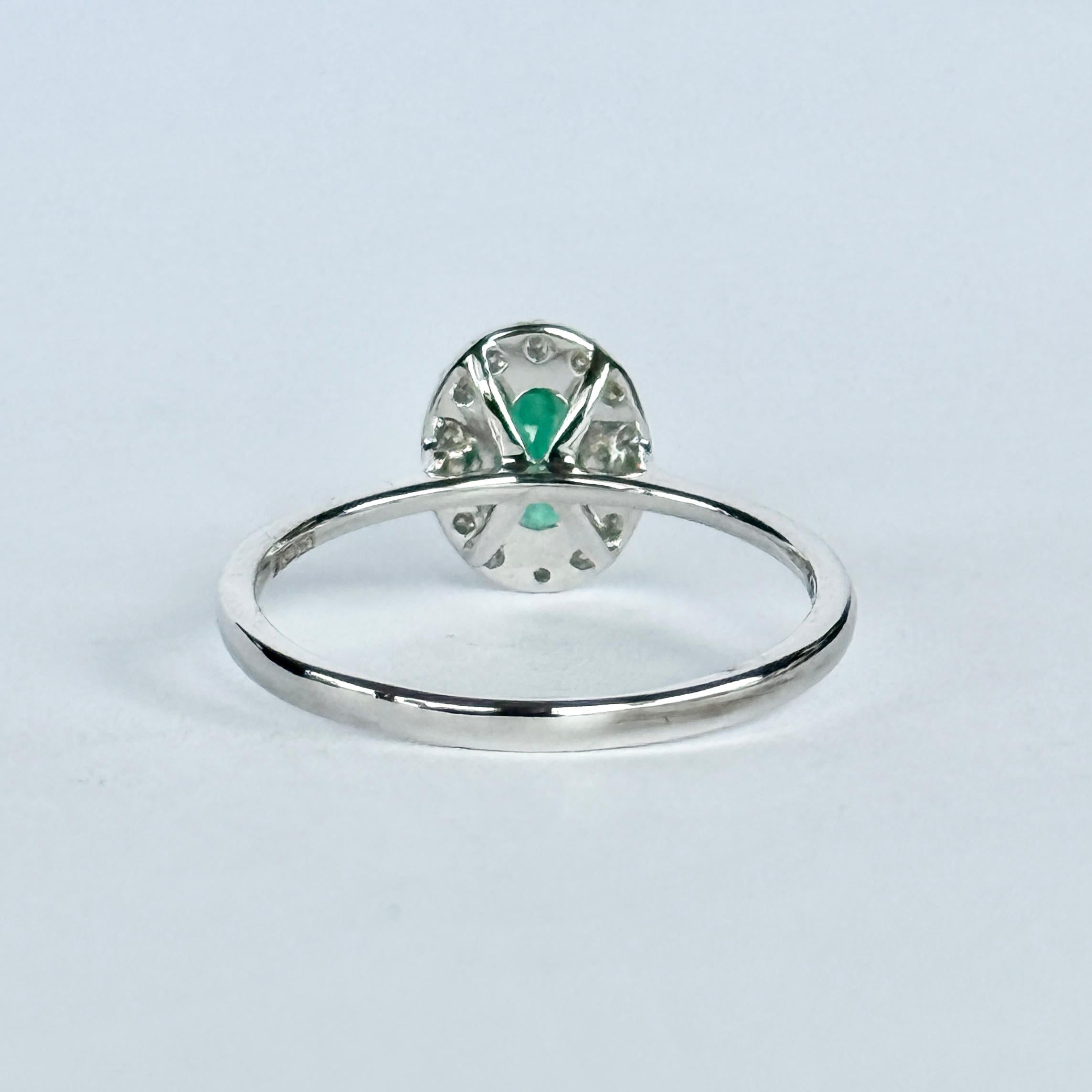 Anillo vintage en racimo de esmeraldas y diamantes de oro blanco de 18 quilates en Bueno estado para la venta en Chipping Campden, GB