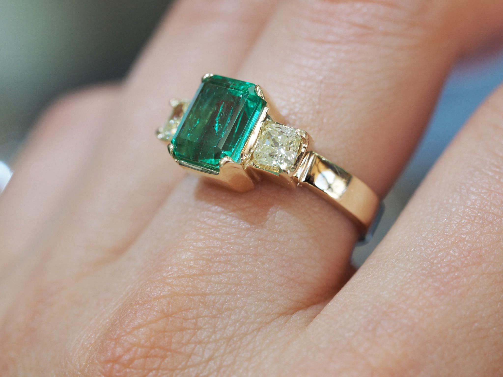 Art Deco Vintage Emerald and Diamond 18 Karat Yellow Gold