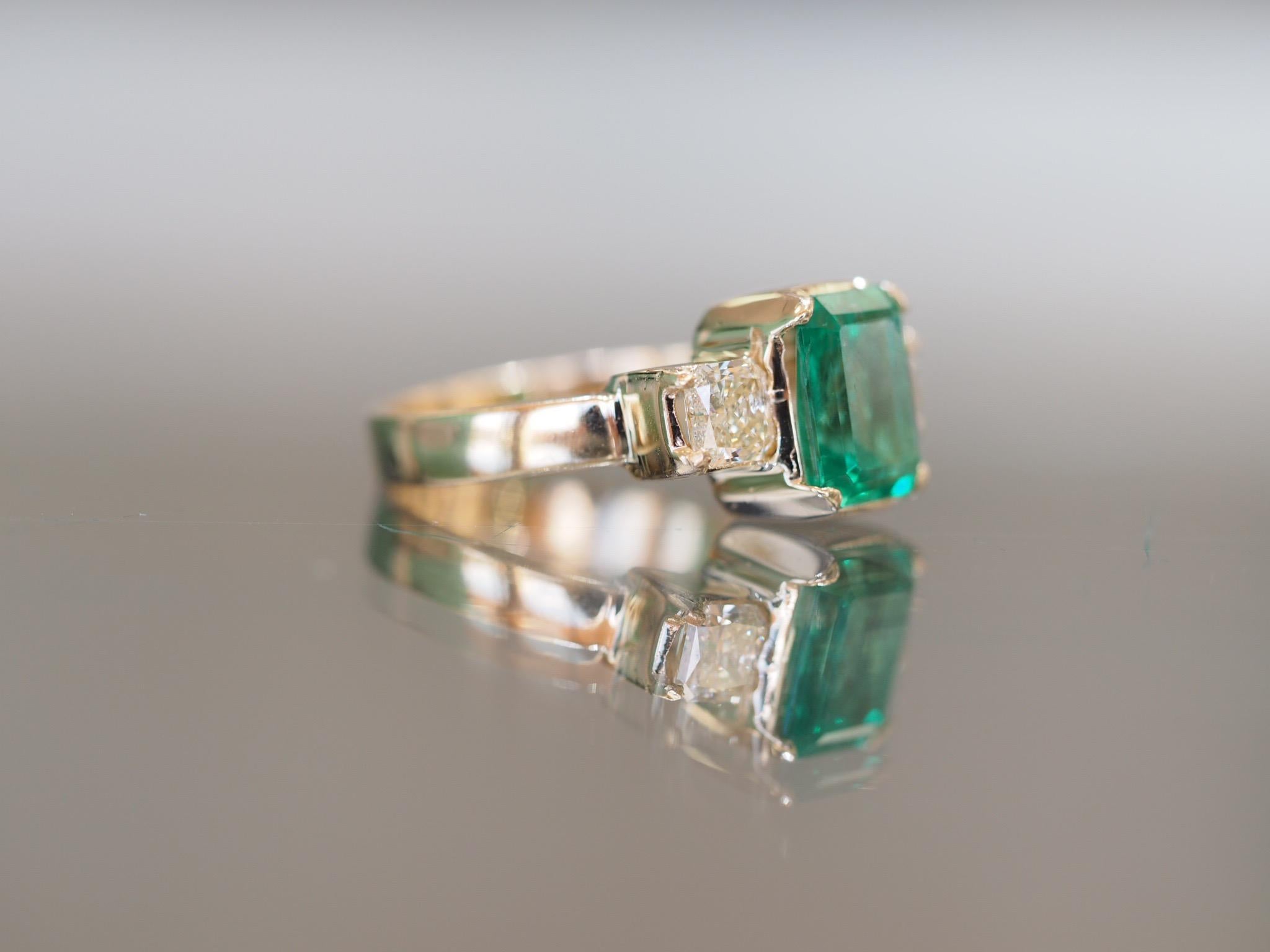 Vintage Emerald and Diamond 18 Karat Yellow Gold In Good Condition In Addison, TX