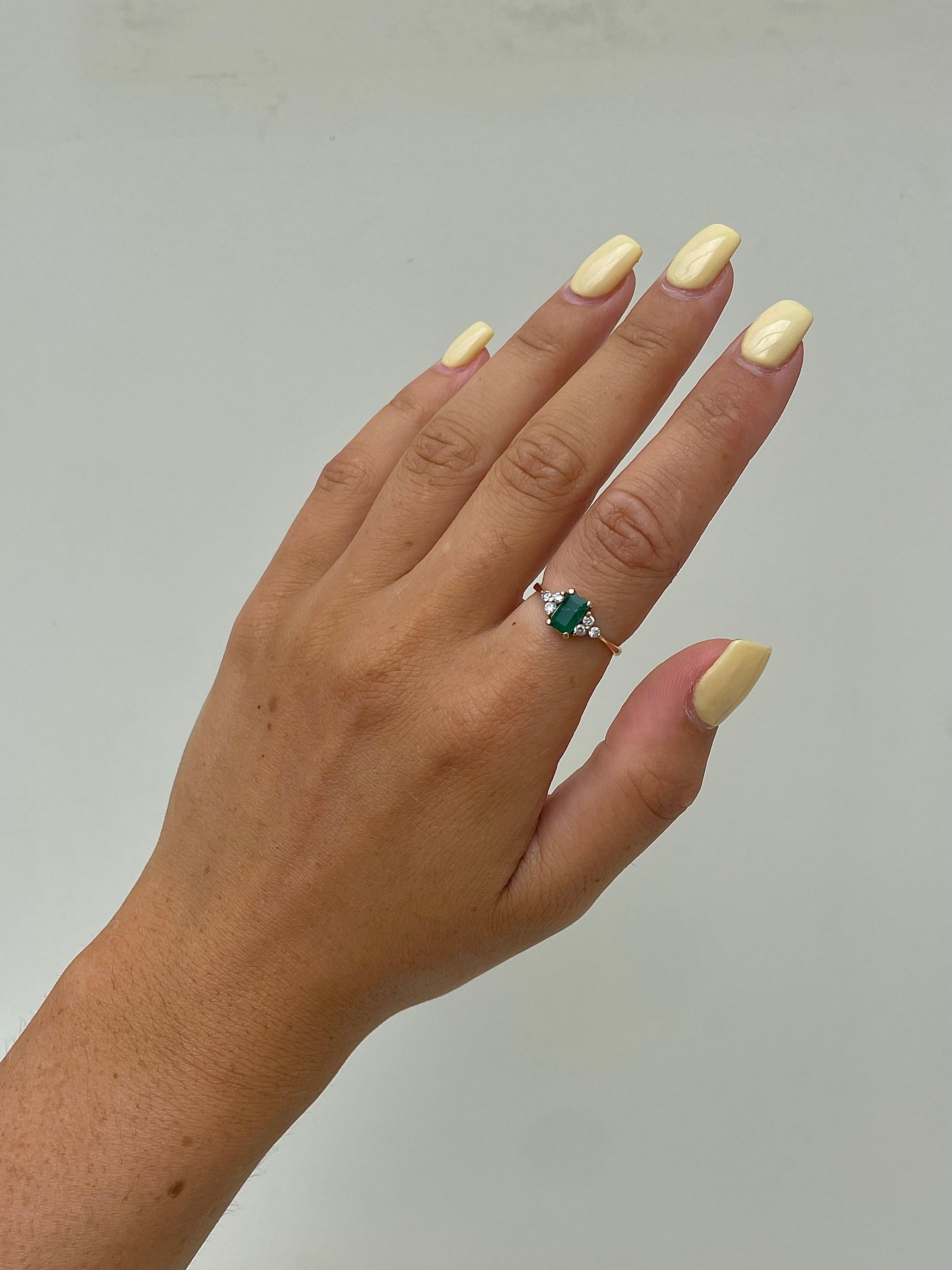 Vintage Smaragd und Diamant 18ct Gelbgold Ring

unglaublicher Ring mit Smaragd und Diamanten, elegant und exquisit 

Der Artikel kommt ohne die Box auf den Fotos, sondern wird in einem gembank1973 Geschenkbox präsentiert werden

Maße: Gewicht 2.93g,