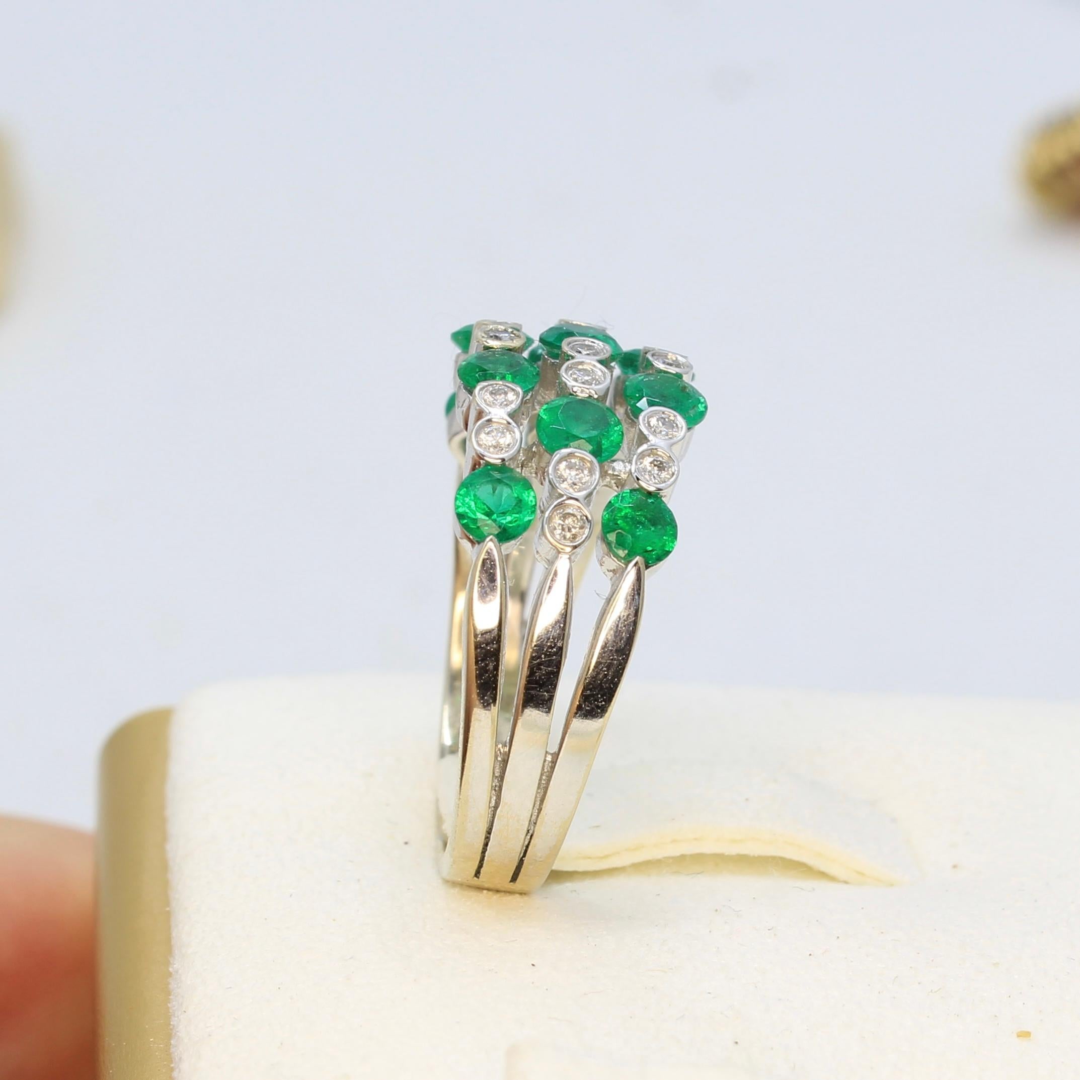 Vintage Smaragd und Diamant 18K Weißgold Ring (Rundschliff) im Angebot