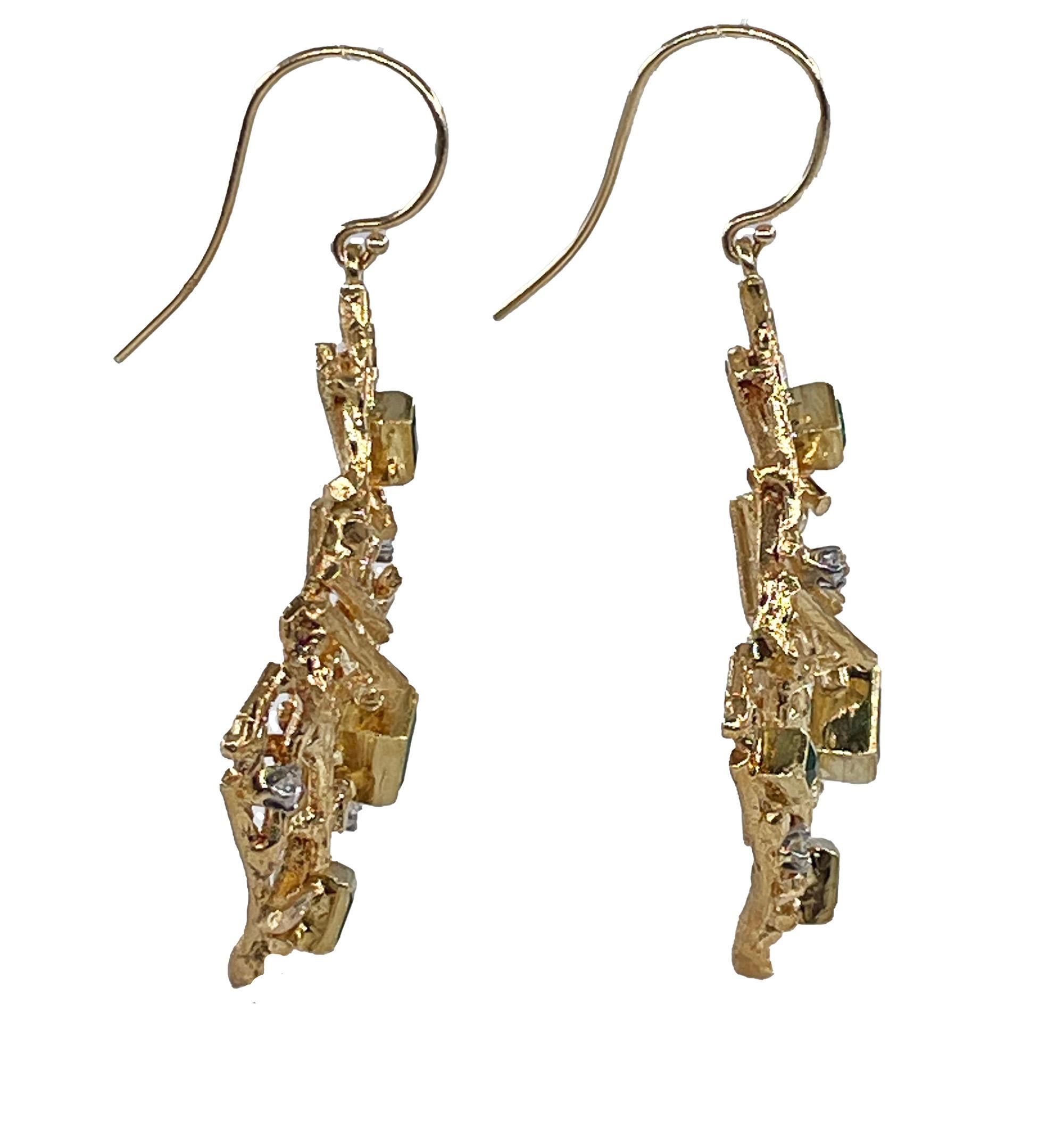 VINTAGE EMERALD and DIAMOND 18K YELLOW GOLD PLATINUM HANDMADE EARRINGS In Good Condition For Sale In New York, NY
