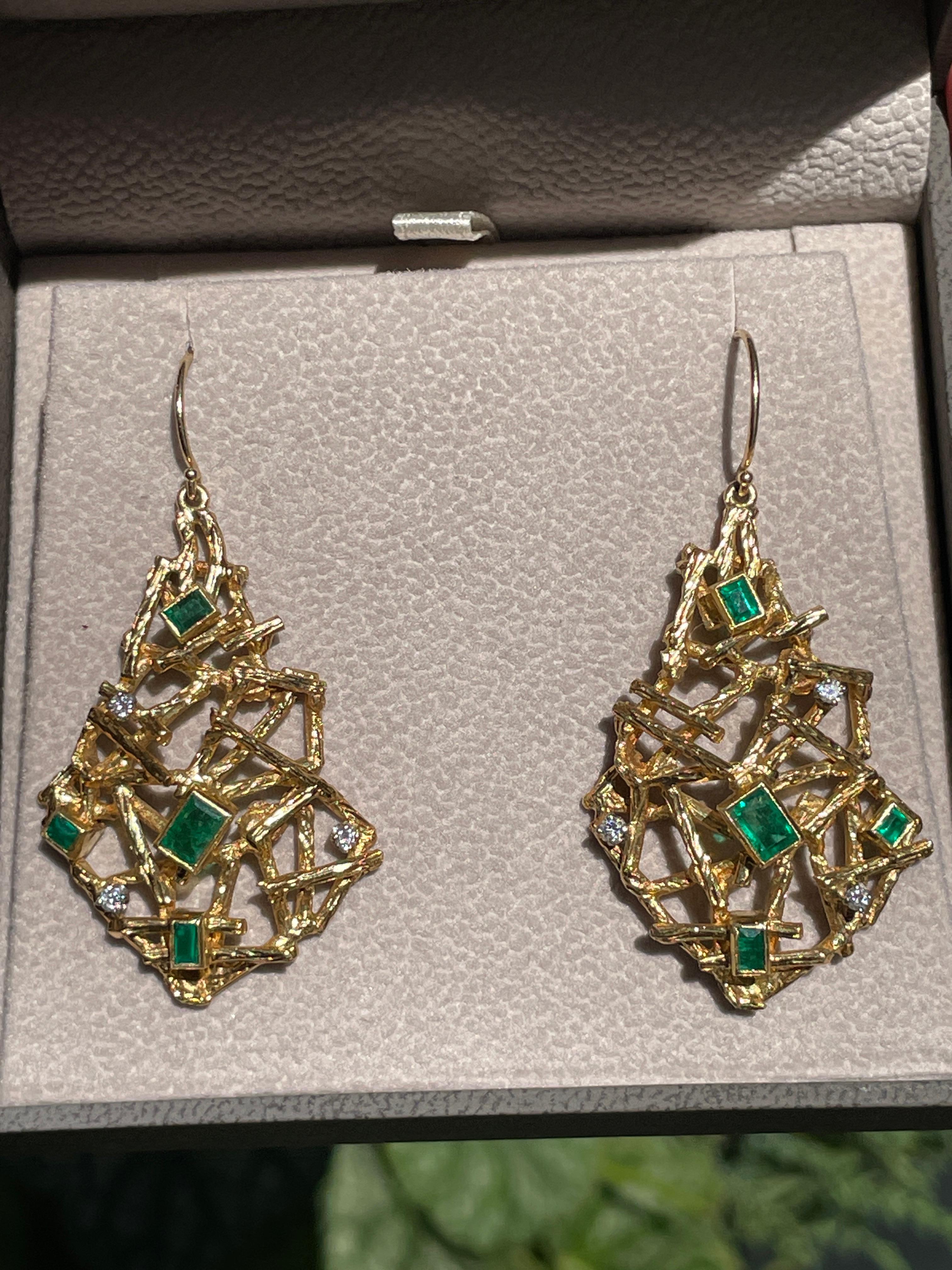 VINTAGE EMERALD and DIAMOND 18K YELLOW GOLD PLATINUM HANDMADE EARRINGS For Sale 4