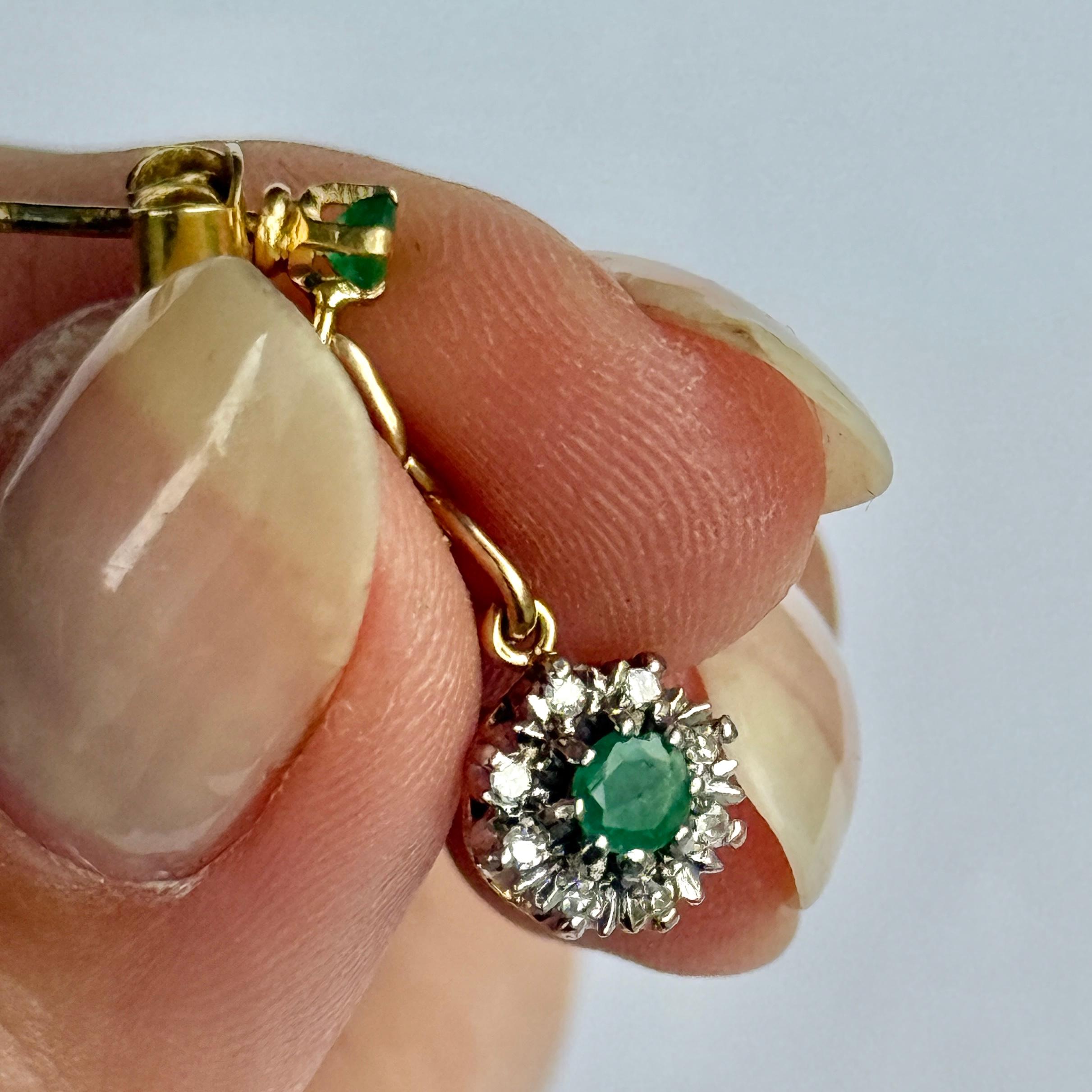 Gli smeraldi al centro di questi bellissimi e classici orecchini a grappolo misurano 20pt ciascuno e sono di colore brillante. L'alone di diamanti che circonda questa pietra misura un totale di 8pt per orecchino e ci sono anche 7pt di diamanti sulla
