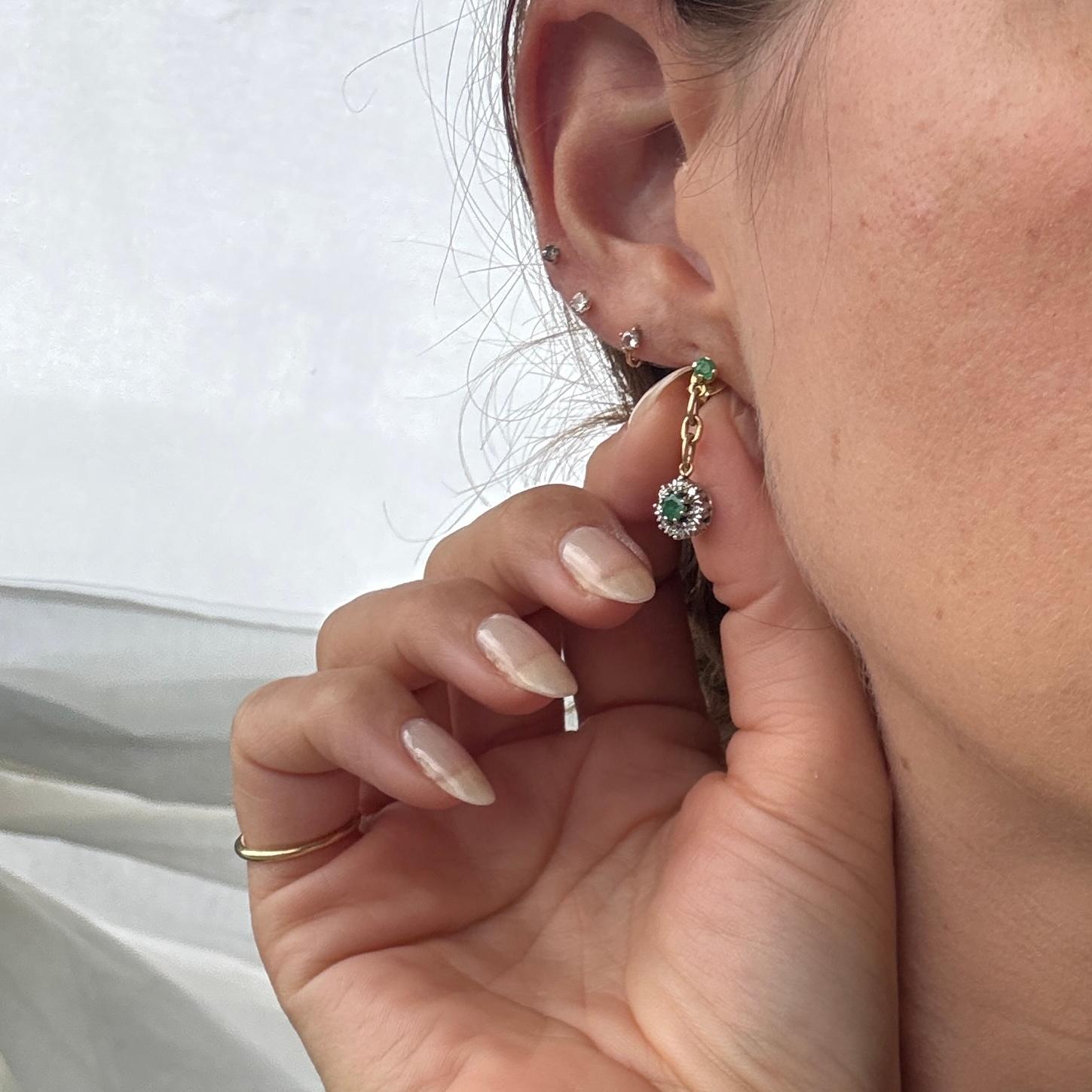Edoardiano Orecchini a goccia a grappolo in oro 9 carati con smeraldo e diamante d'epoca in vendita