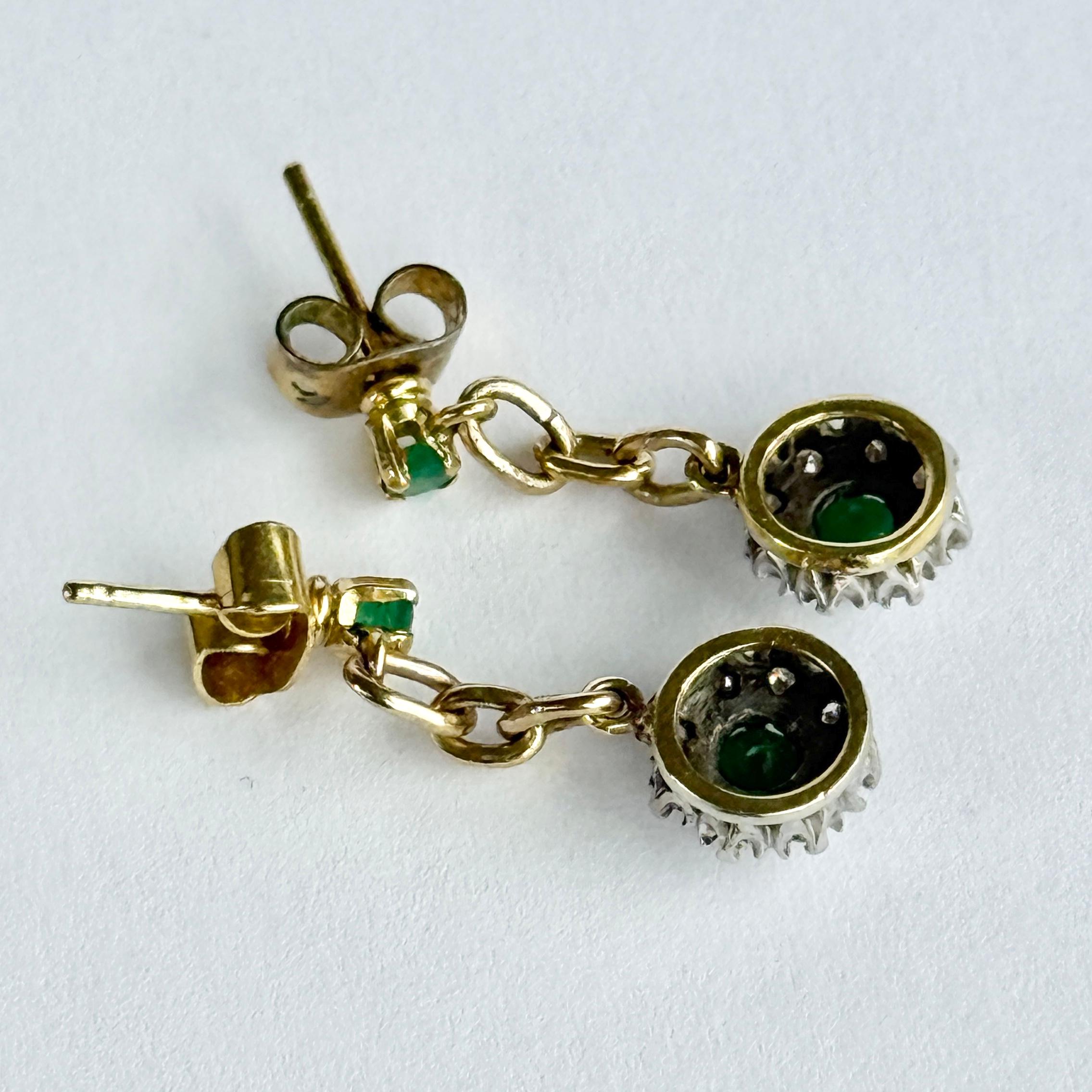Taglio rotondo Orecchini a goccia a grappolo in oro 9 carati con smeraldo e diamante d'epoca in vendita