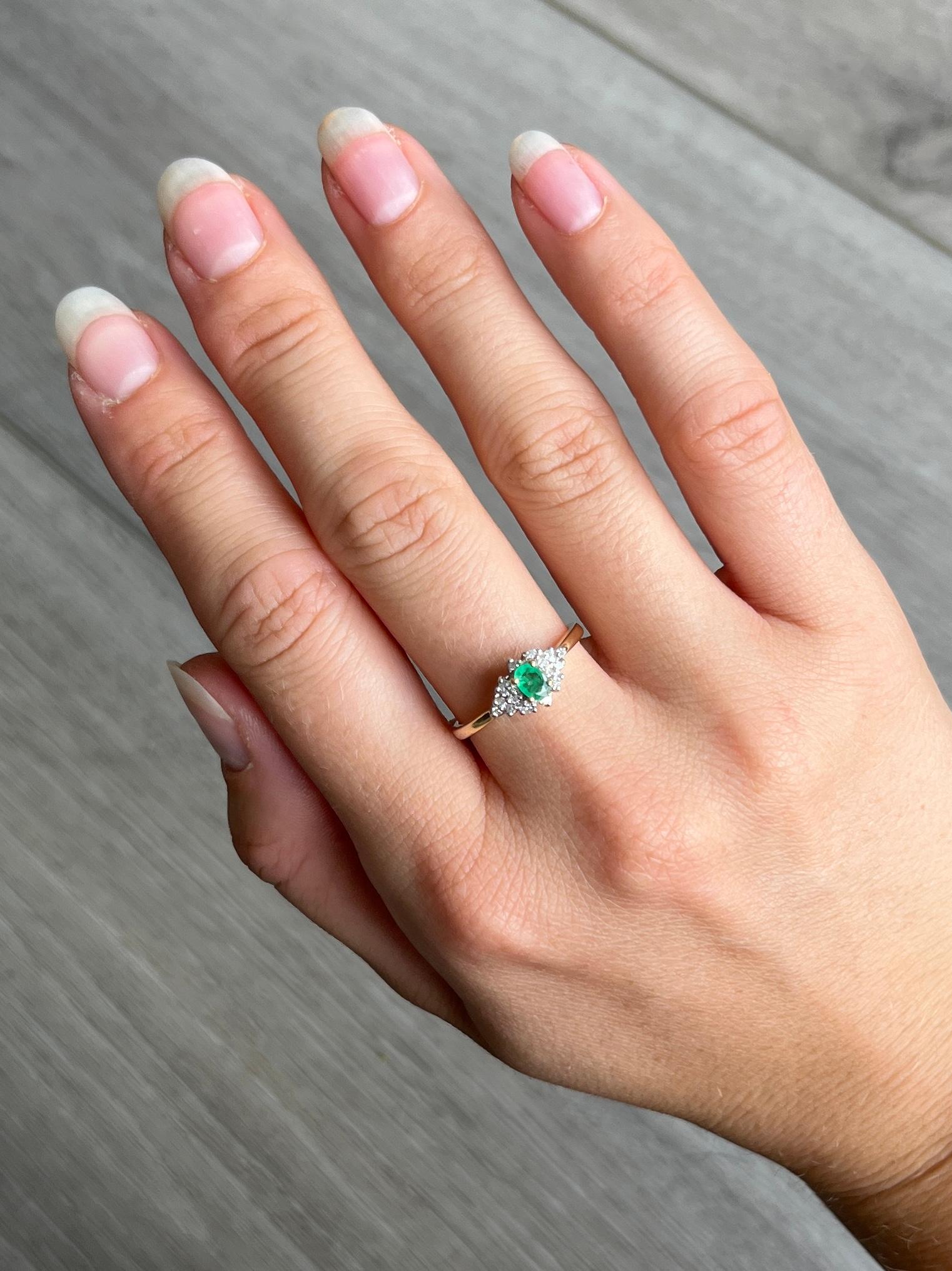 Smaragd- und Diamant-Cluster-Ring aus 9 Karat Gold (Rundschliff) im Angebot