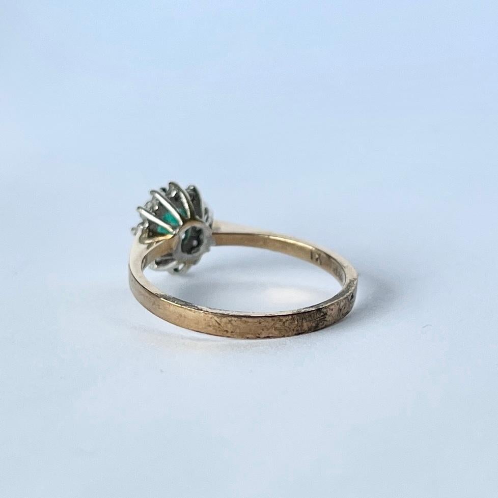 9 Karat Gold Vintage Cluster-Ring mit Smaragd und Diamant im Zustand „Gut“ im Angebot in Chipping Campden, GB