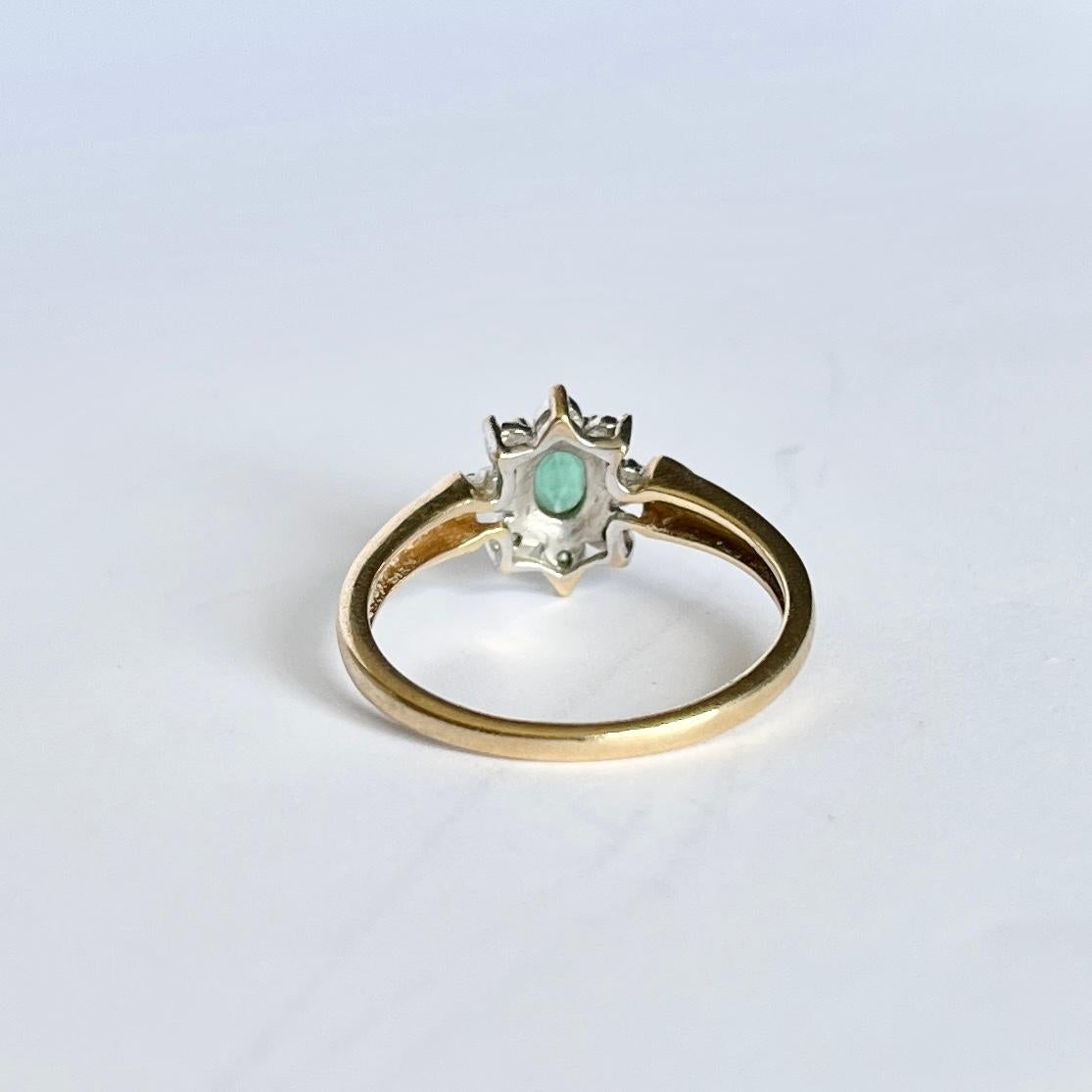9 Karat Gold Vintage Cluster-Ring mit Smaragd und Diamant im Zustand „Gut“ in Chipping Campden, GB