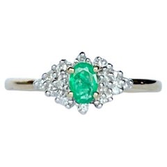 Anello vintage con smeraldo e diamante a grappolo in oro 9 carati