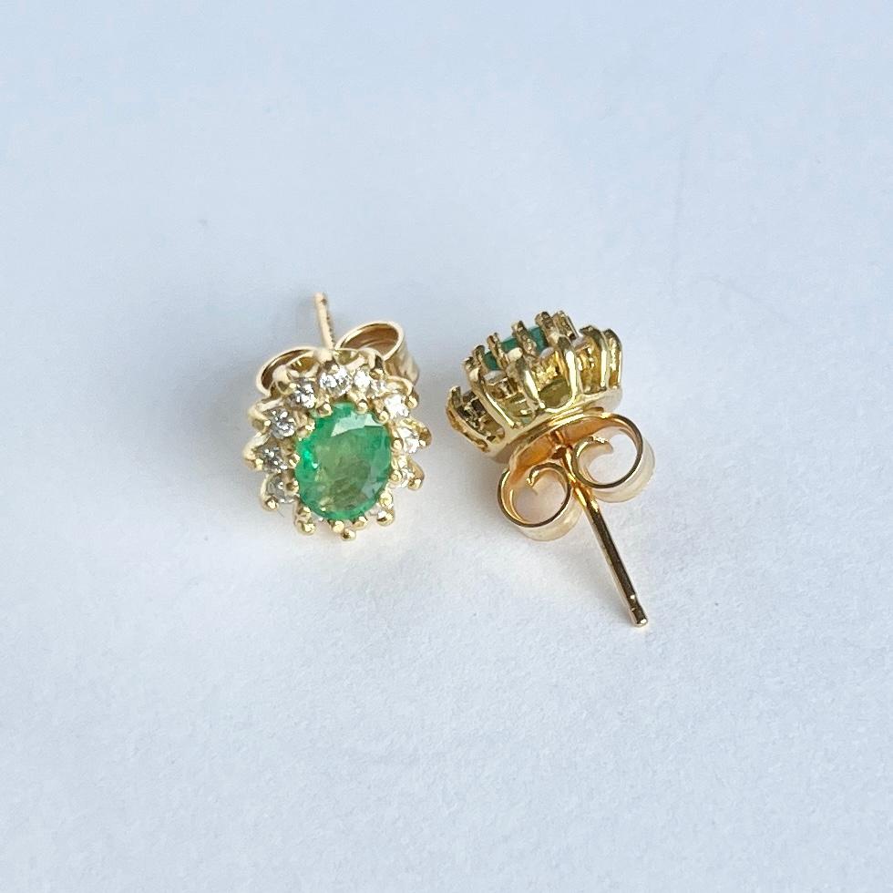 Taglio ovale Orecchini a grappolo in oro 9 carati con smeraldo e diamante d'epoca in vendita