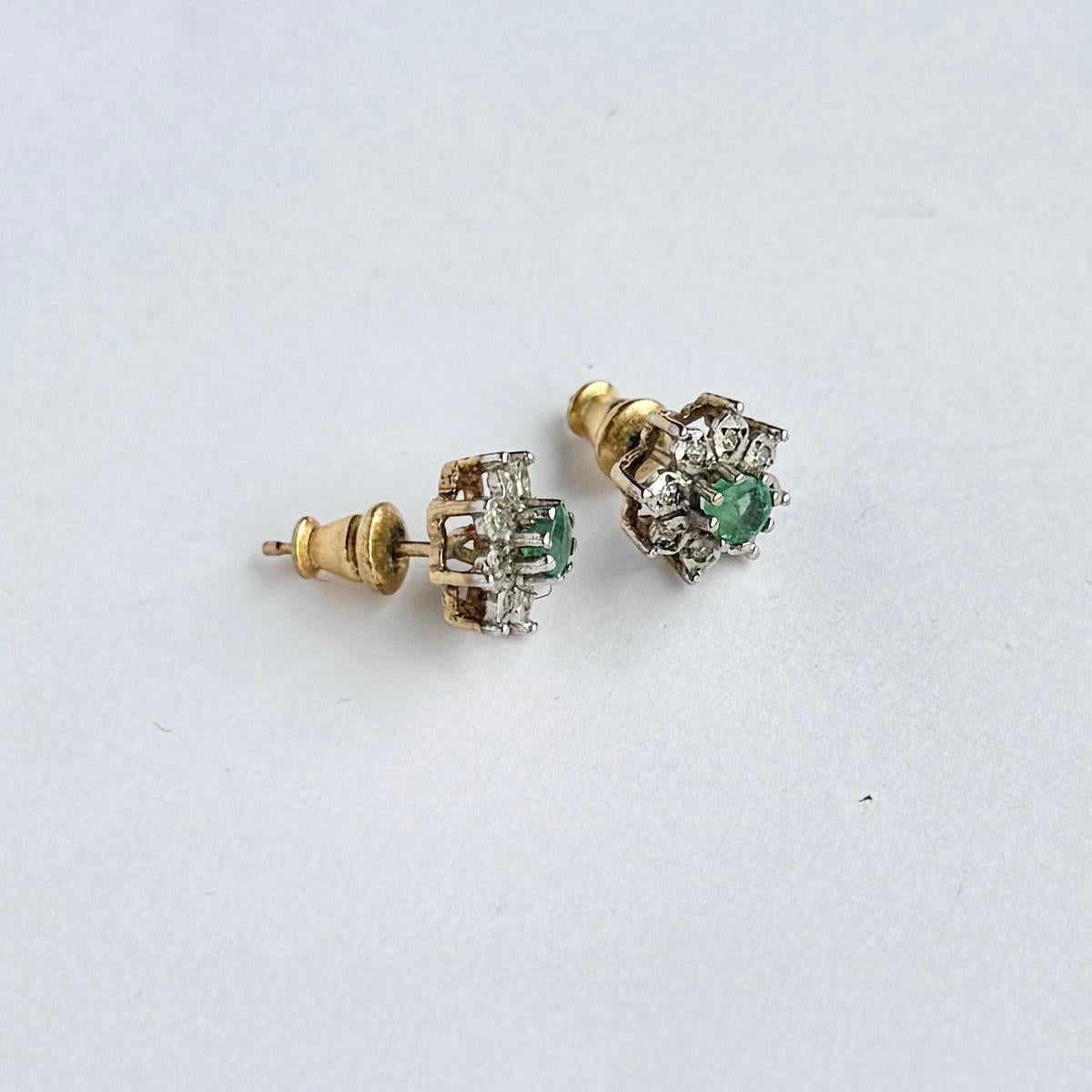 Orecchini a grappolo in oro 9 carati con smeraldo e diamante d'epoca In condizioni buone in vendita a Chipping Campden, GB