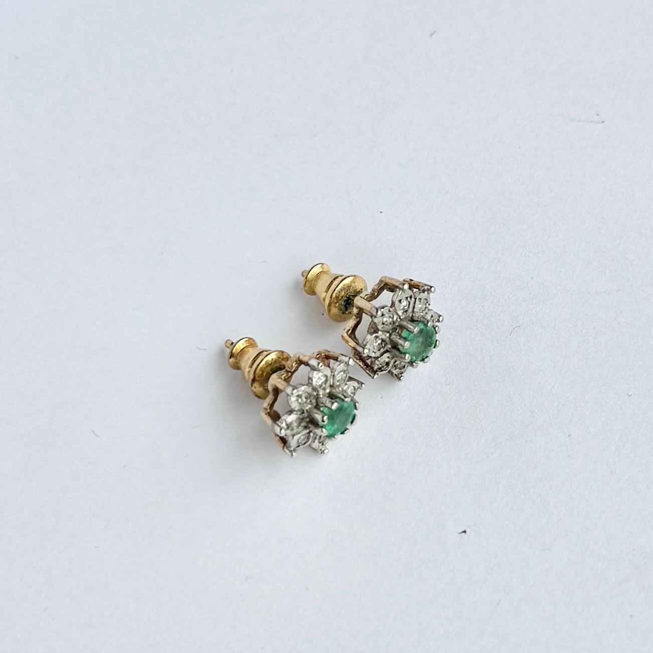 Donna Orecchini a grappolo in oro 9 carati con smeraldo e diamante d'epoca in vendita
