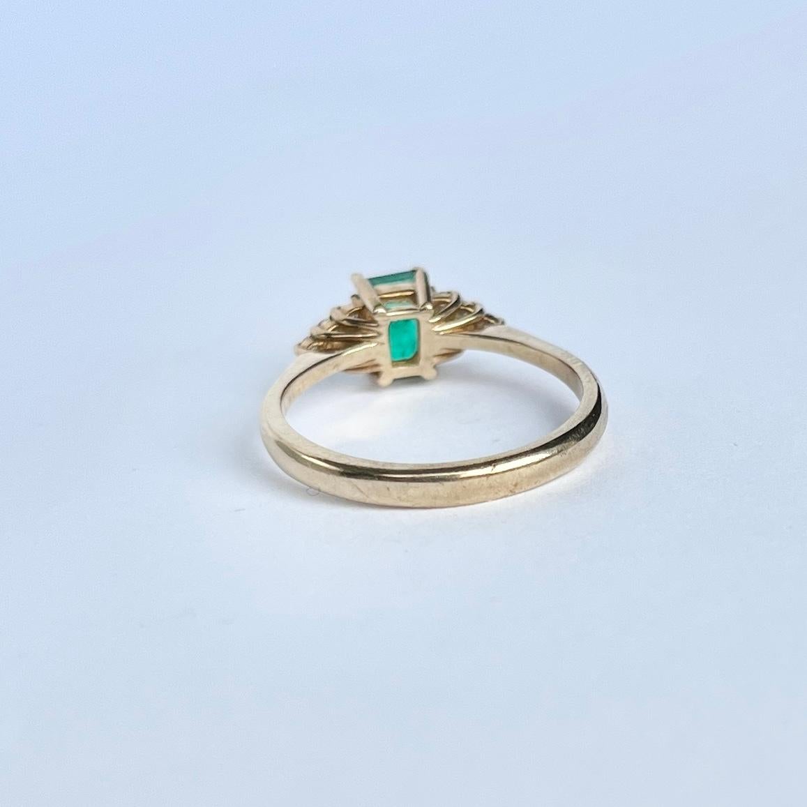 Round Cut Vintage Emerald and Diamond 9 Carat Gold Ring For Sale