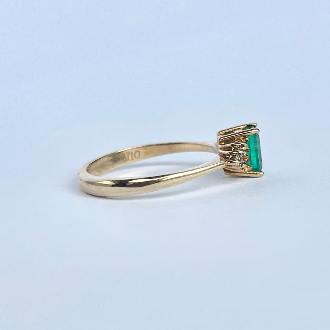 Round Cut Vintage Emerald and Diamond 9 Carat Gold Ring For Sale