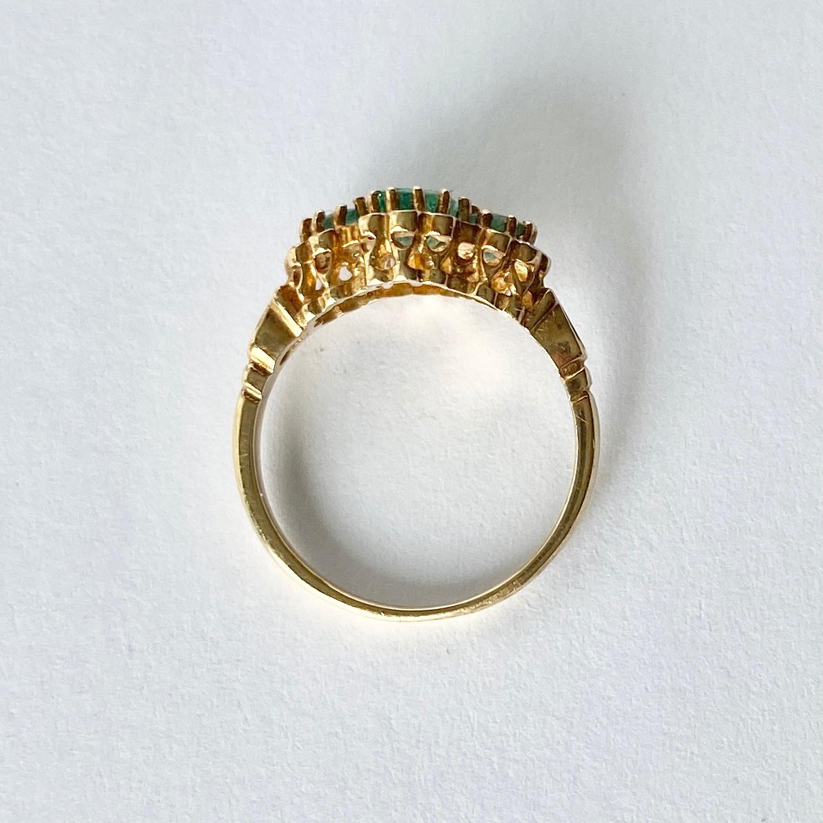 Dreifacher Vintage-Cluster-Ring mit Smaragd und Diamant 9 Karat Gold (Moderne) im Angebot