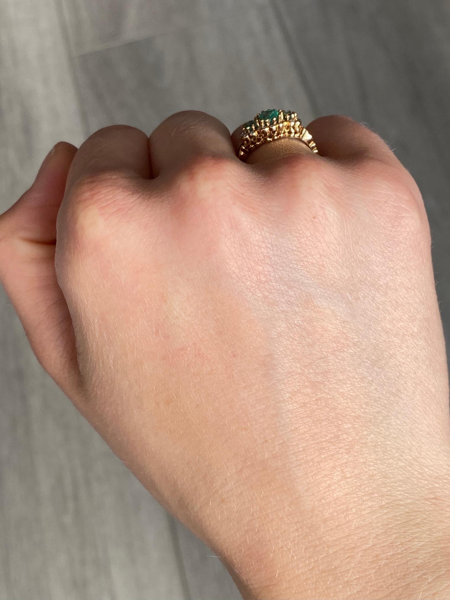 Dreifacher Vintage-Cluster-Ring mit Smaragd und Diamant 9 Karat Gold im Zustand „Gut“ im Angebot in Chipping Campden, GB