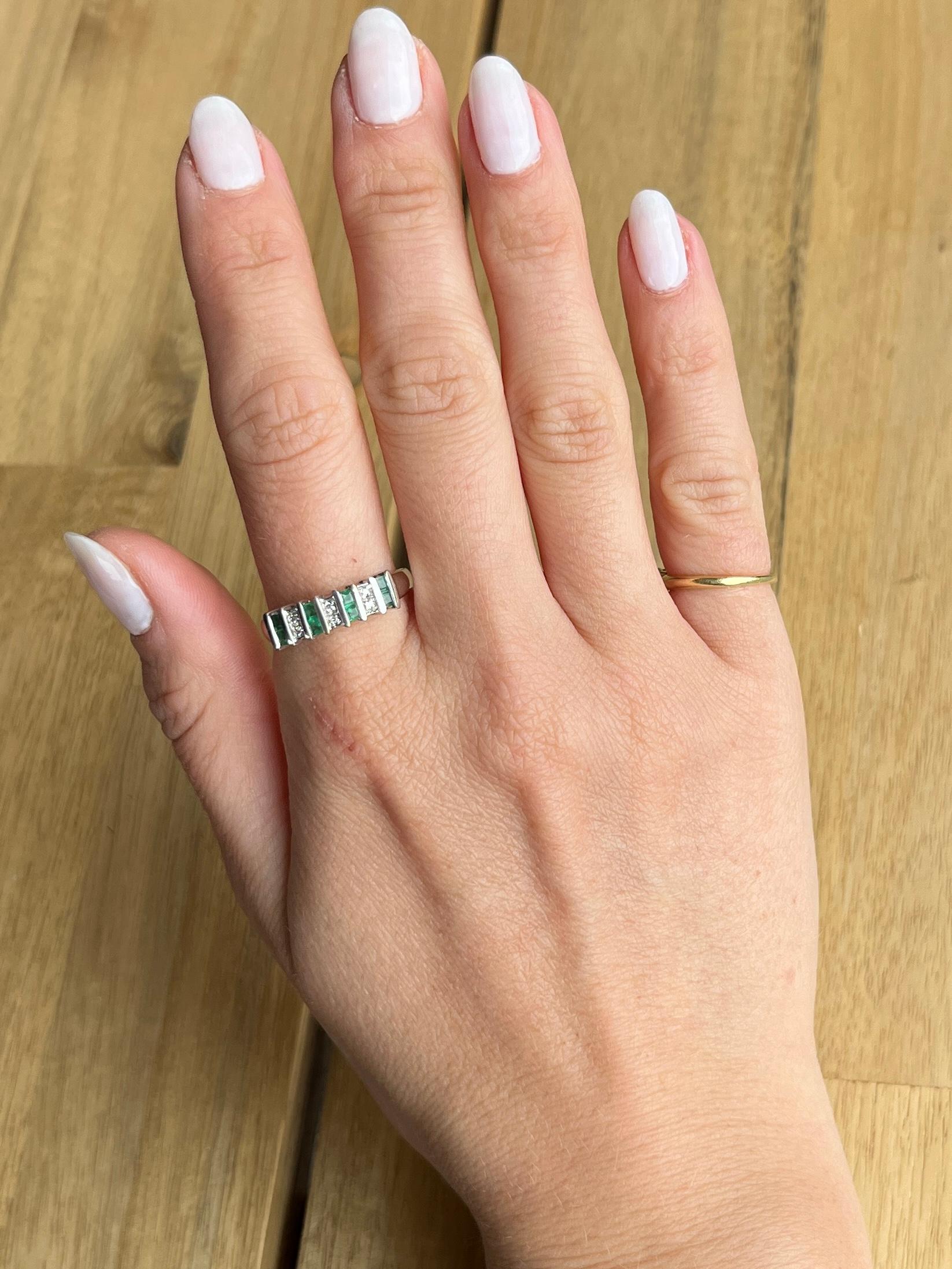 Round Cut Vintage Emerald and Diamond 9 Carat White Gold Band For Sale