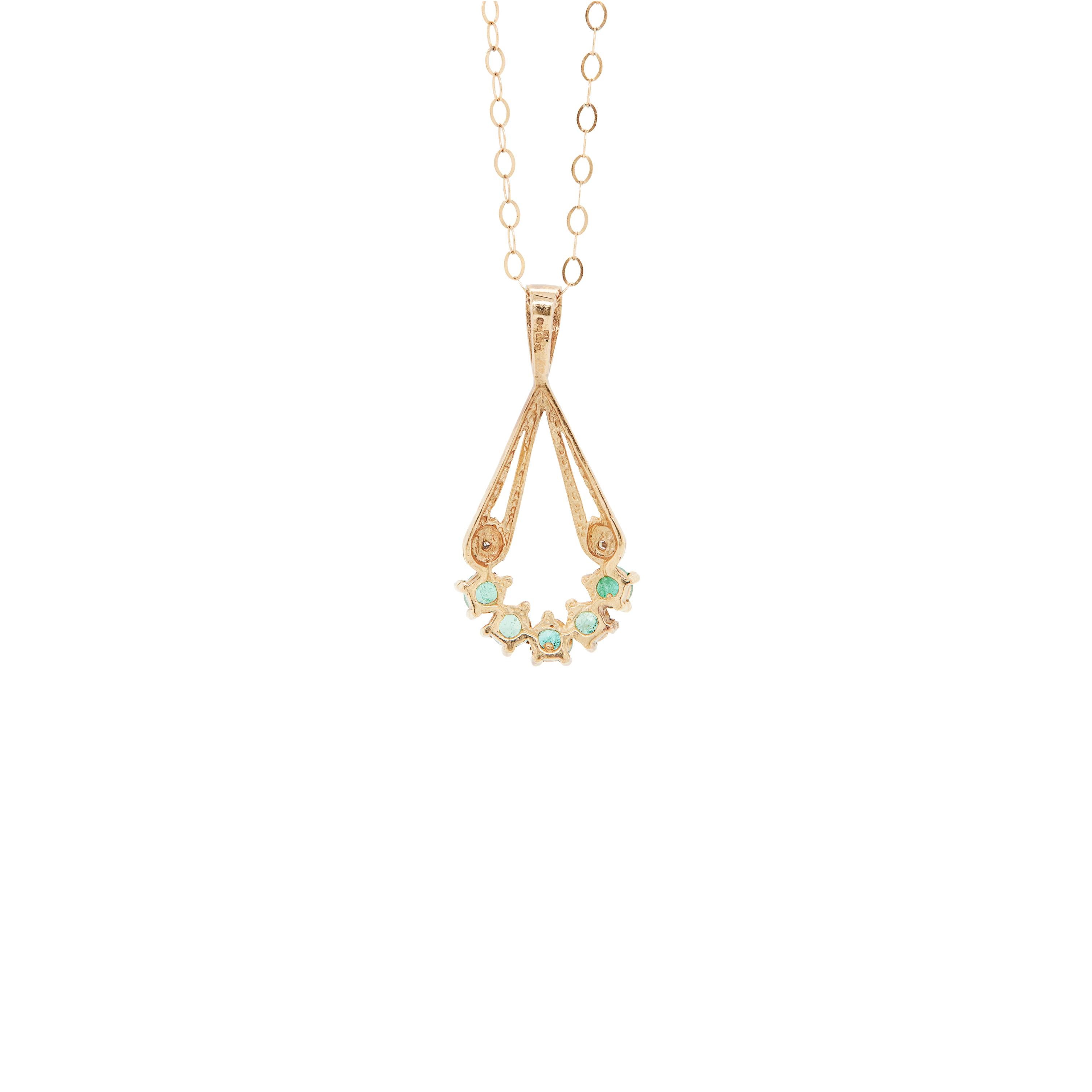 Gönnen Sie sich diese elegante Halskette mit Anhänger und Kette im Vintage-Stil, die meisterhaft aus warmem 9-karätigem Gelbgold gefertigt ist.

Der Anhänger hat ein elegantes, durchbrochenes Tropfendesign mit zwei schlanken Goldarmen, die sich zu 5