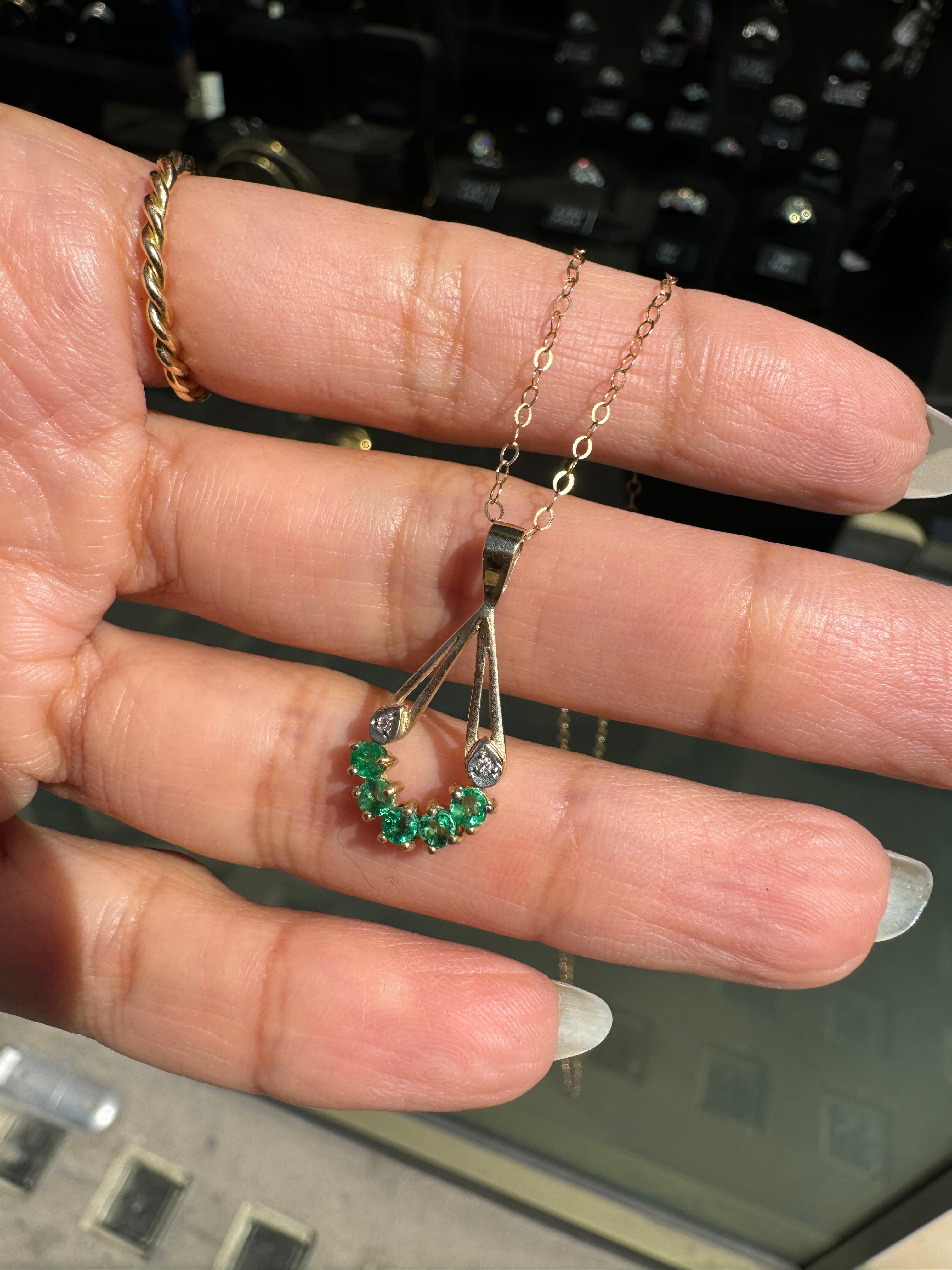 Vintage Smaragd und Diamant 9 Karat Gelbgold Open Work Drop Anhänger und Kette (Rundschliff) im Angebot