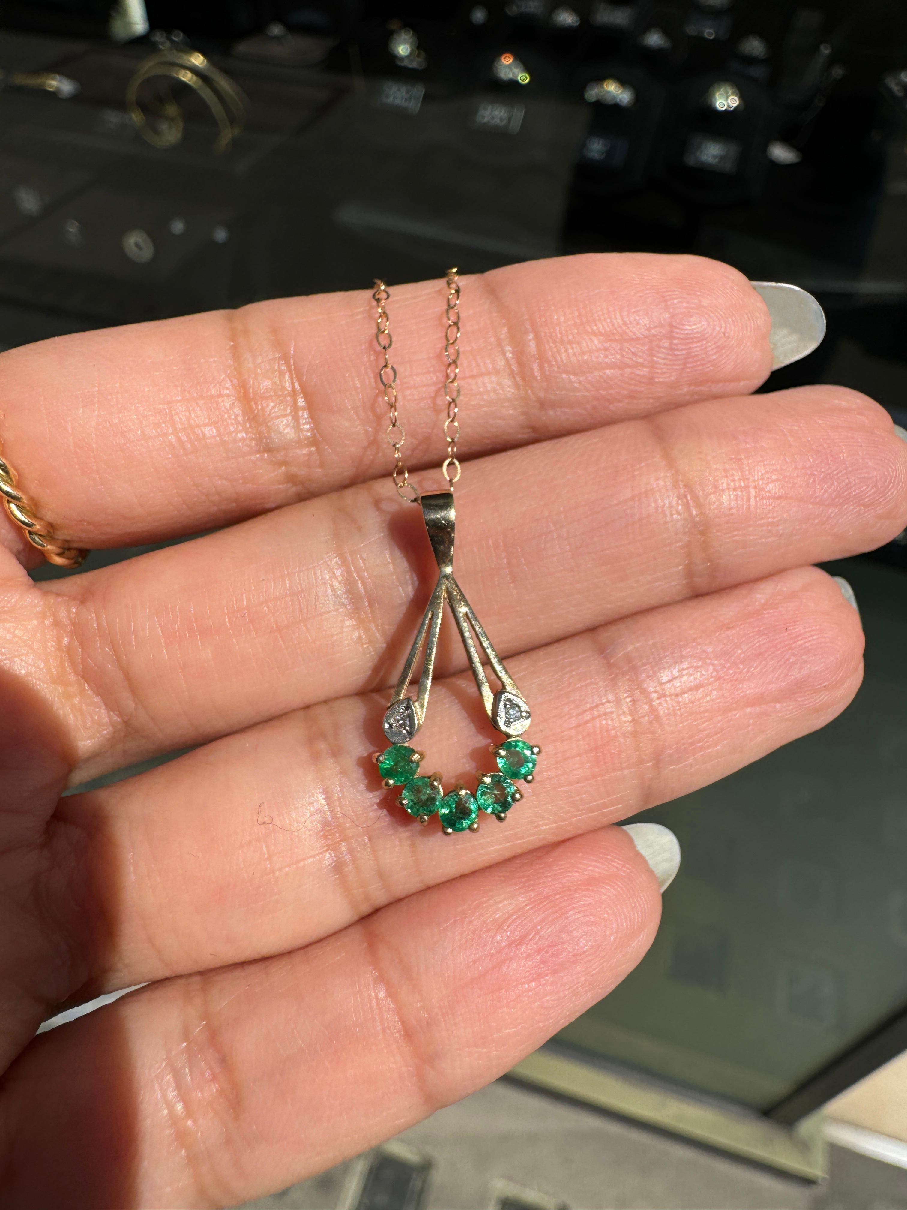 Vintage Smaragd und Diamant 9 Karat Gelbgold Open Work Drop Anhänger und Kette im Zustand „Gut“ im Angebot in London, GB