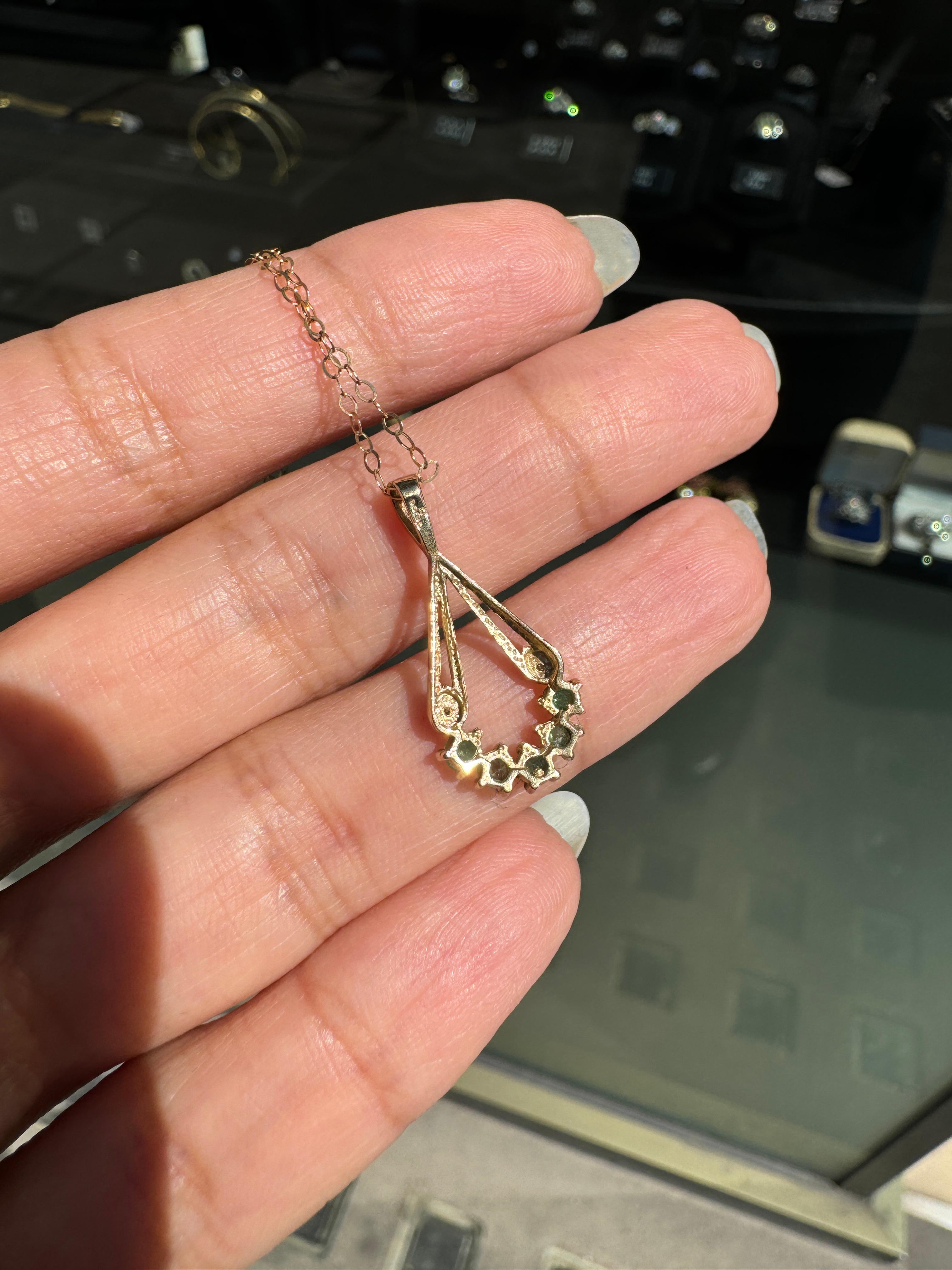 Vintage Smaragd und Diamant 9 Karat Gelbgold Open Work Drop Anhänger und Kette für Damen oder Herren im Angebot