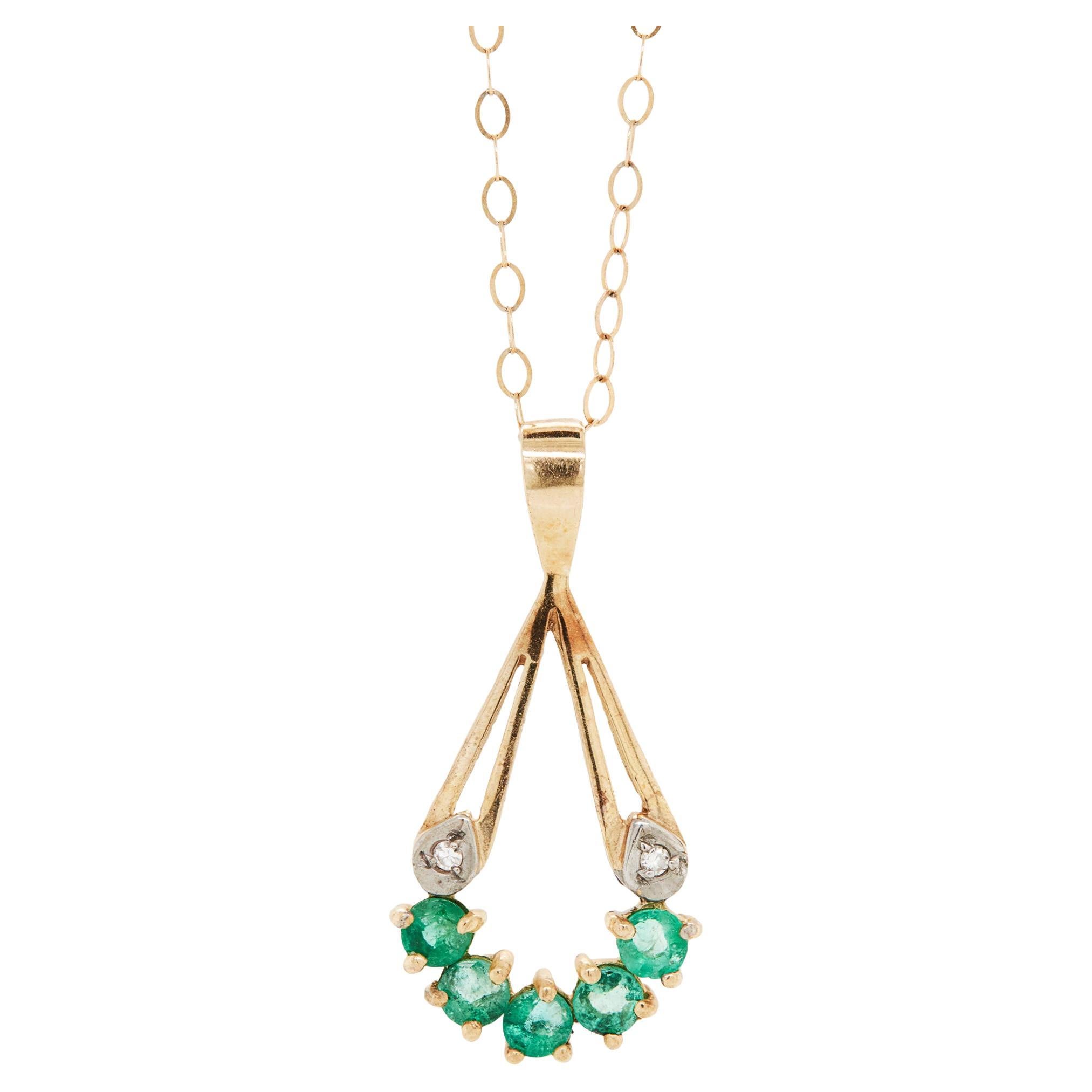 Colgante y cadena vintage de oro amarillo de 9 quilates con esmeralda y diamantes en forma de gota calada