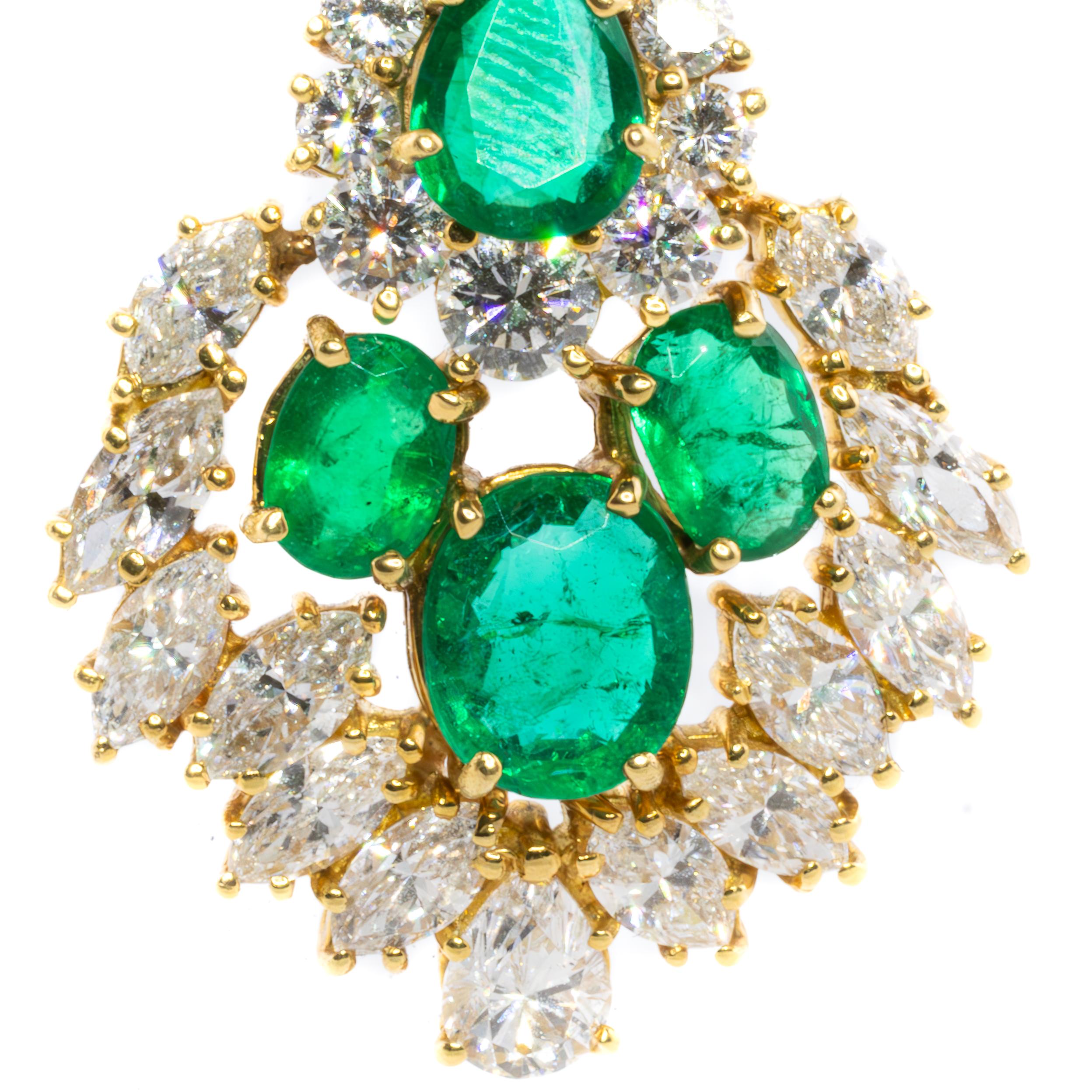 Pendientes araña vintage de esmeraldas y diamantes

Descripción:
Un majestuoso par de pendientes vintage en forma de araña de esmeraldas y diamantes, exquisitamente elaborados en oro amarillo de 14 quilates hacia 1960. Estos pendientes muestran una
