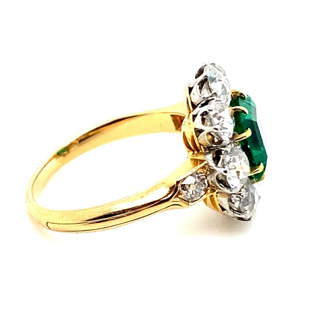 Vintage Emerald and Diamond Cluster 18 Karat Yellow Gold Engagement Ring In Good Condition For Sale In London, GB