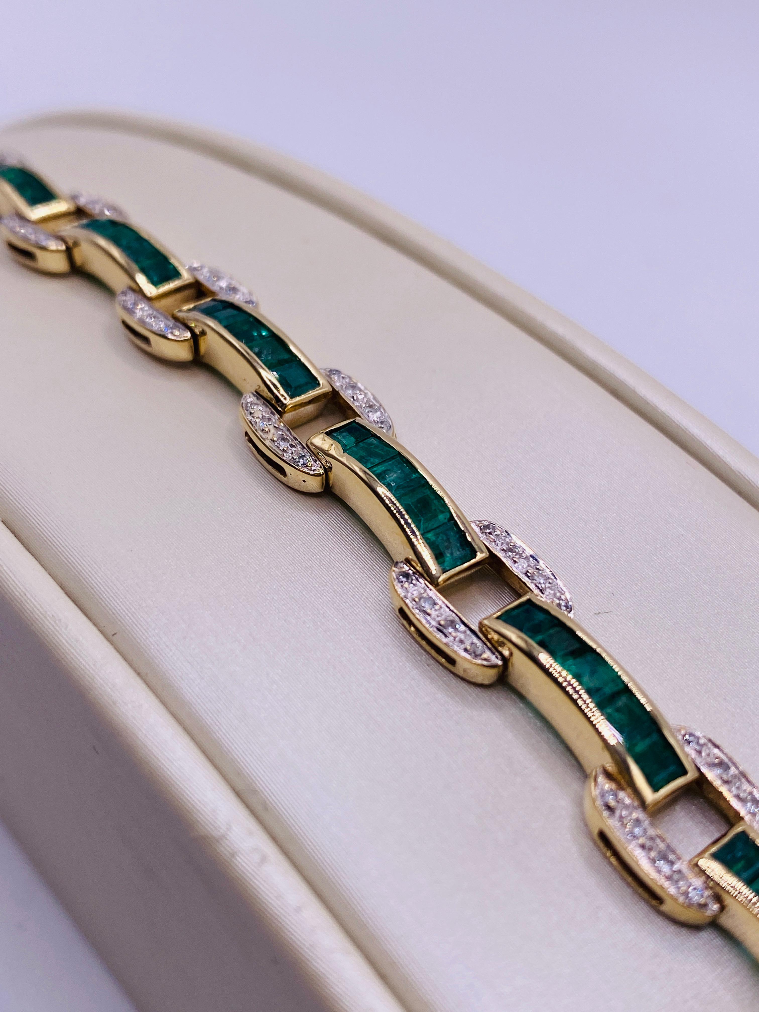 Ausgefallenes Gliederarmband mit Smaragd und Diamant (Carréeschliff) im Angebot