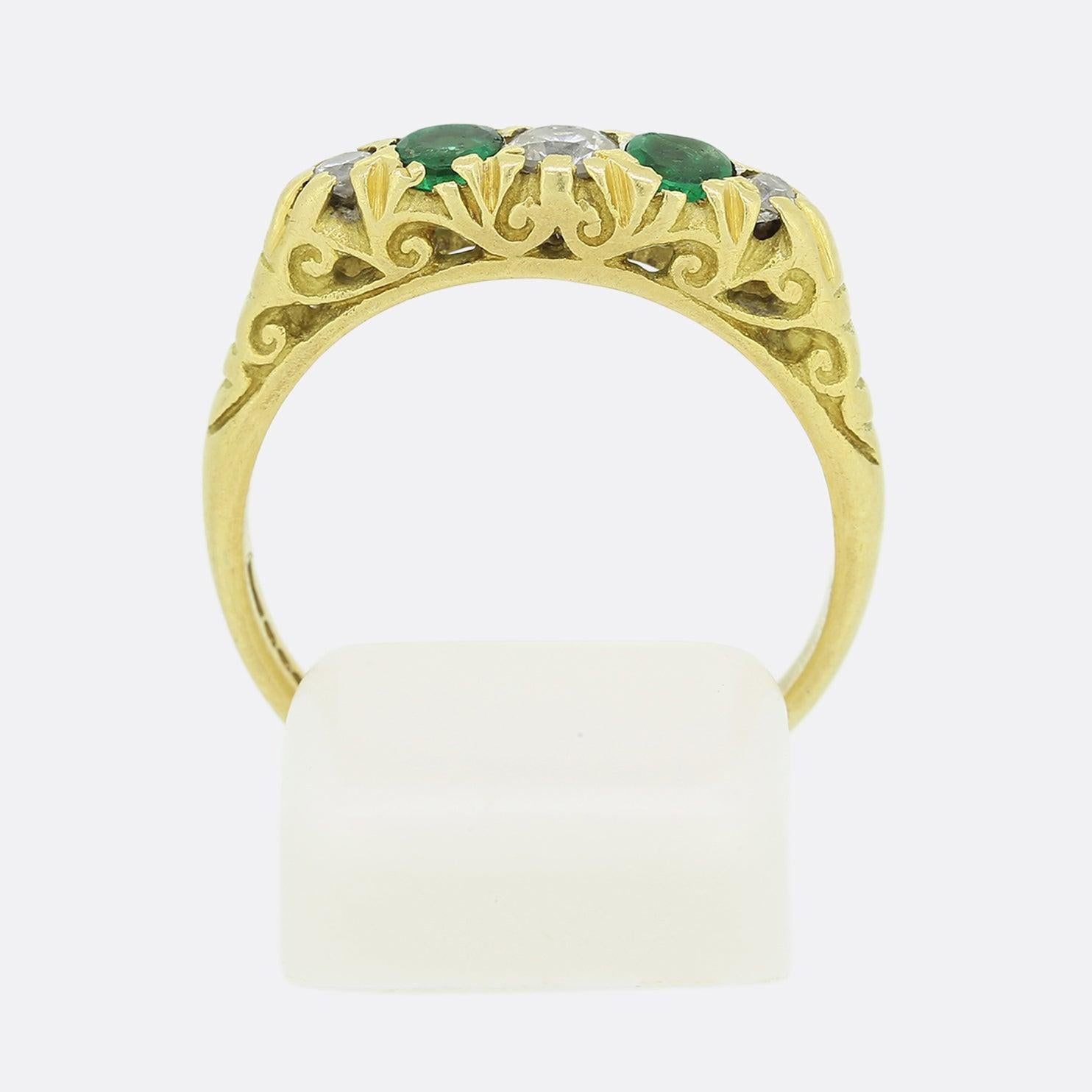 Si tratta di un anello a cinque pietre in oro giallo 18ct con smeraldo e diamante. Gli smeraldi hanno una ricca tonalità verde e i diamanti brillano di un bianco brillante.

Condit: Usato (Molto Buono)
Peso: 3.6 grammi
Misura dell'anello: L