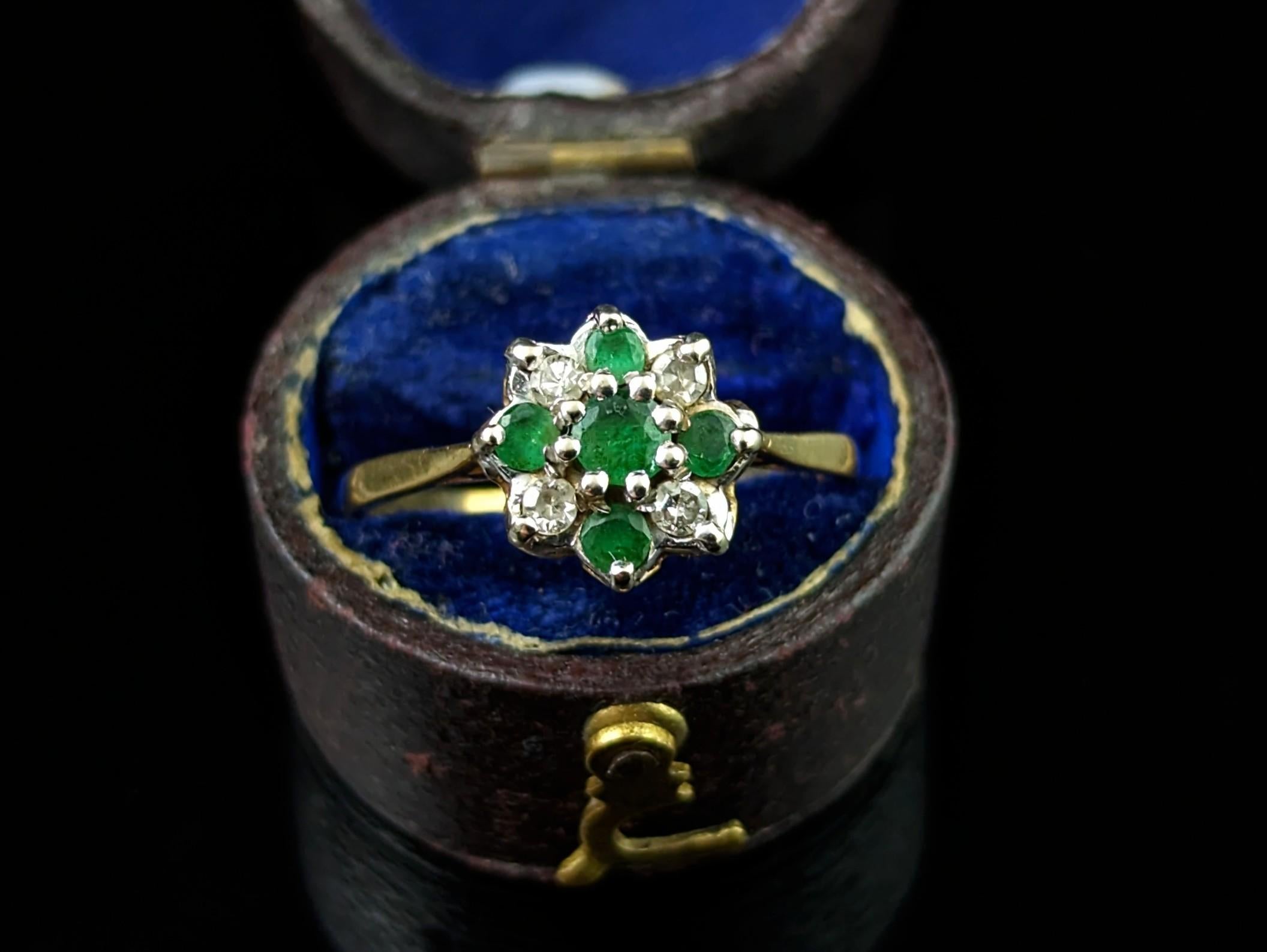 Art Deco Vintage Emerald and Diamond floral cluster ring, 18k gold  For Sale