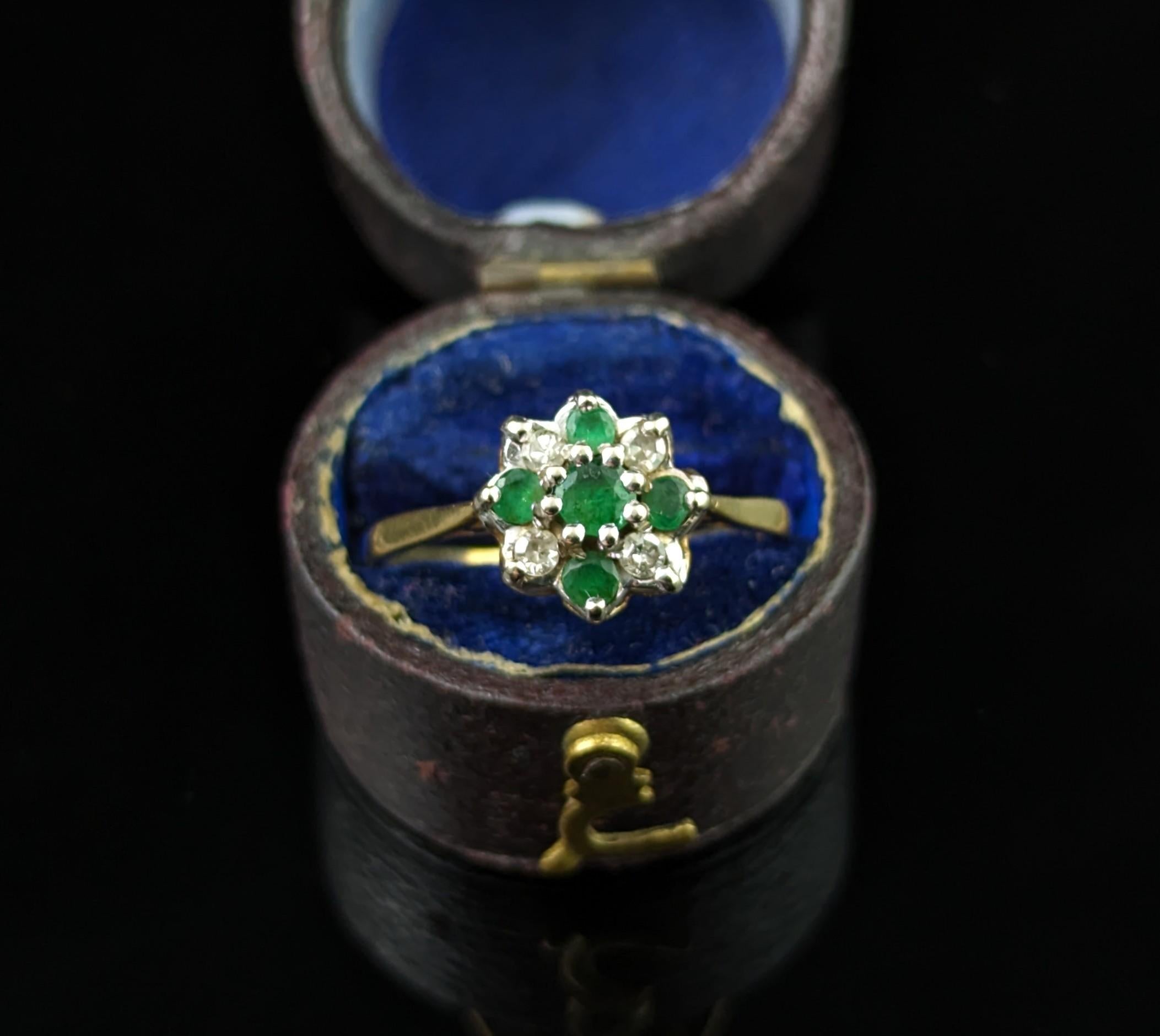 Round Cut Vintage Emerald and Diamond floral cluster ring, 18k gold  For Sale