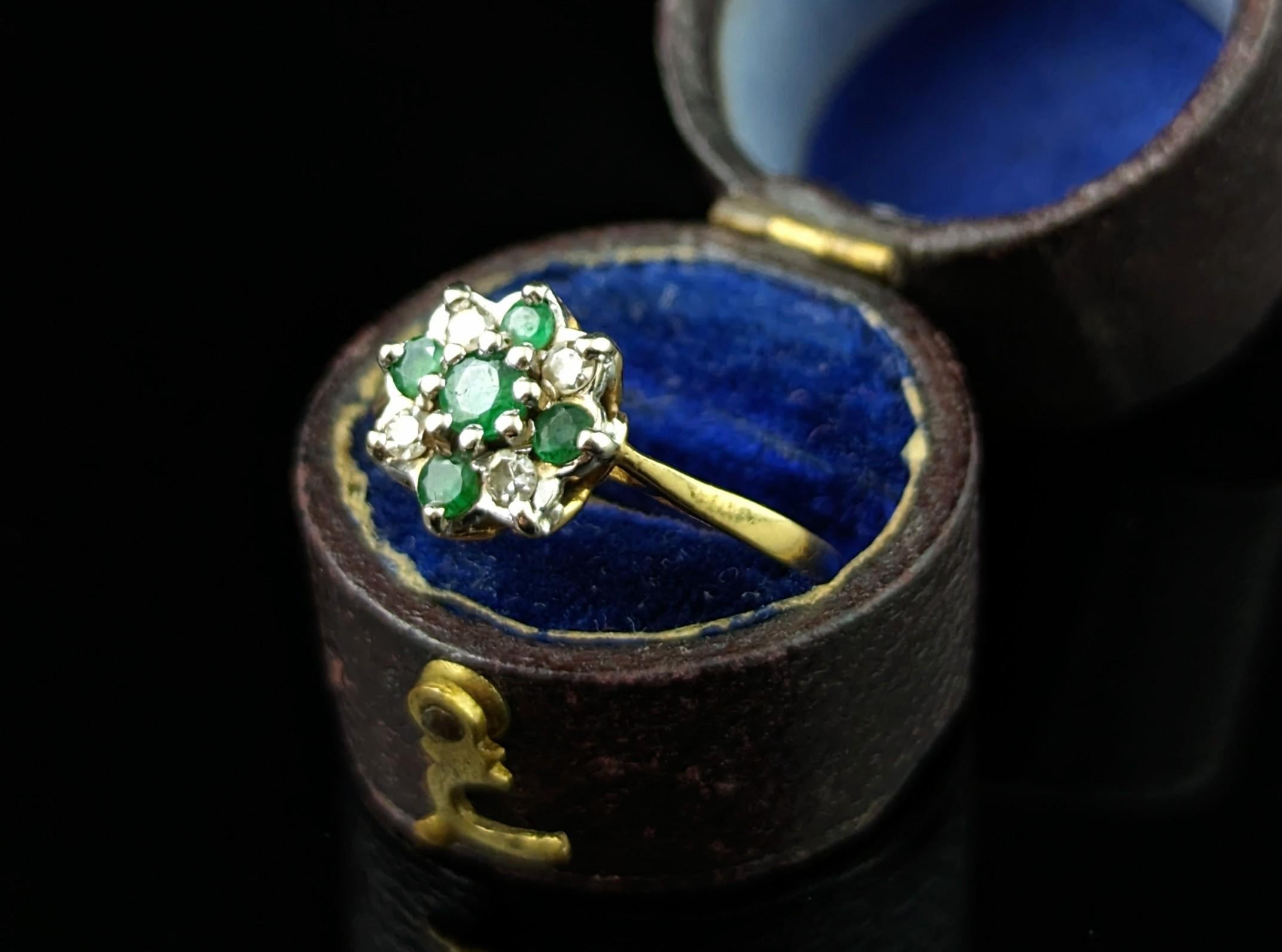 Vintage Emerald and Diamond floral cluster ring, 18k gold  In Good Condition For Sale In NEWARK, GB