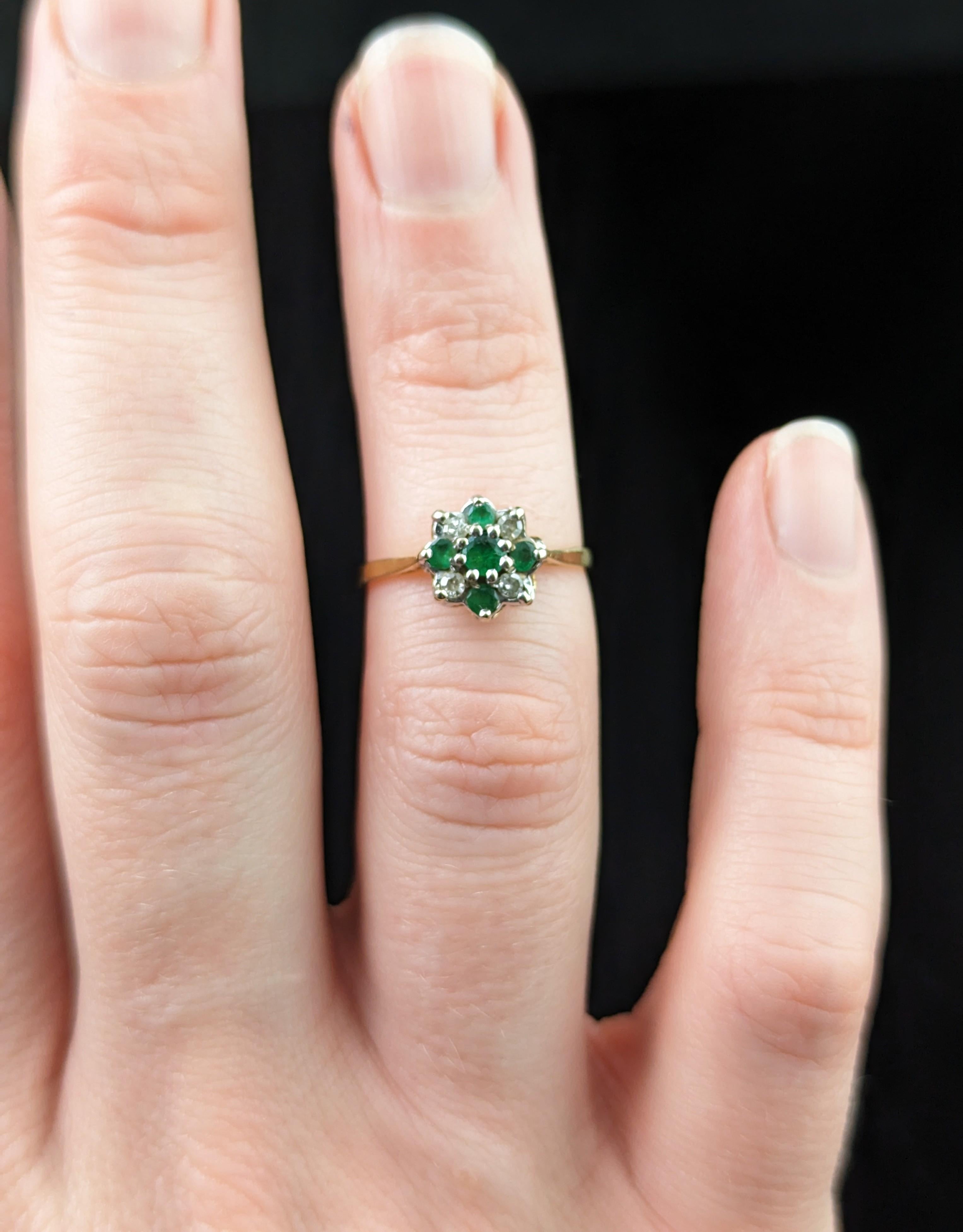 Women's Vintage Emerald and Diamond floral cluster ring, 18k gold  For Sale